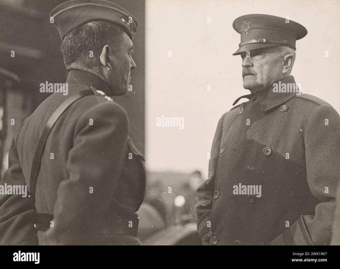 Generalmajor J.A. Lejeune, Befehlshaber der 2. Division der Besatzungsarmee, und General John J. Pershing, Befehlshaber der A.E.F., in Heddsdorf, Deutschland, anlässlich einer Inspektion durch General Pershing CA. Dezember 1918 Stockfoto