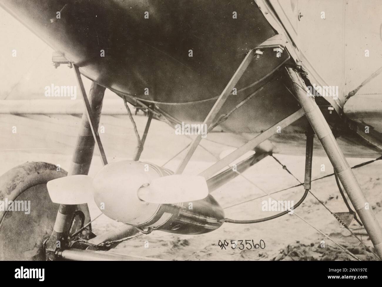 Nahaufnahme eines Motorgenerators in einem Flugzeug, Windantrieb für die Stromversorgung des Funkgeräts im Flugzeug ca. 1919 Stockfoto