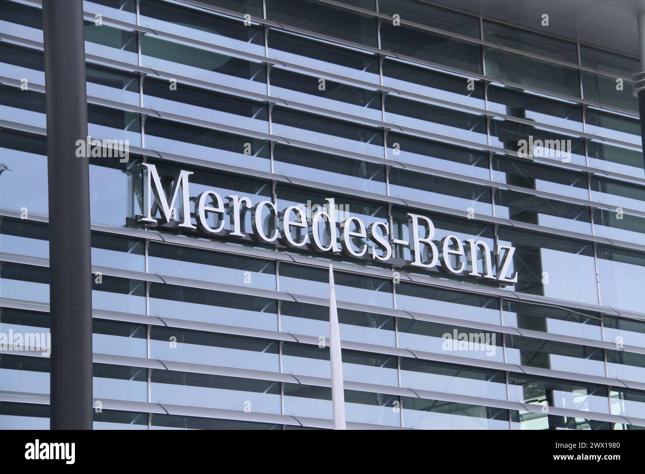 Stuttgart. März 2024. Dieses am 20. März 2024 aufgenommene Foto zeigt das Logo von Mercedes-Benz am Hauptsitz in Stuttgart. ZUM BEISPIEL „Interview: Mercedes-Benz Chief sieht Marktpotenzial, langfristige Chancen in China“ Credit: Shan Weiyi/Xinhua/Alamy Live News Stockfoto