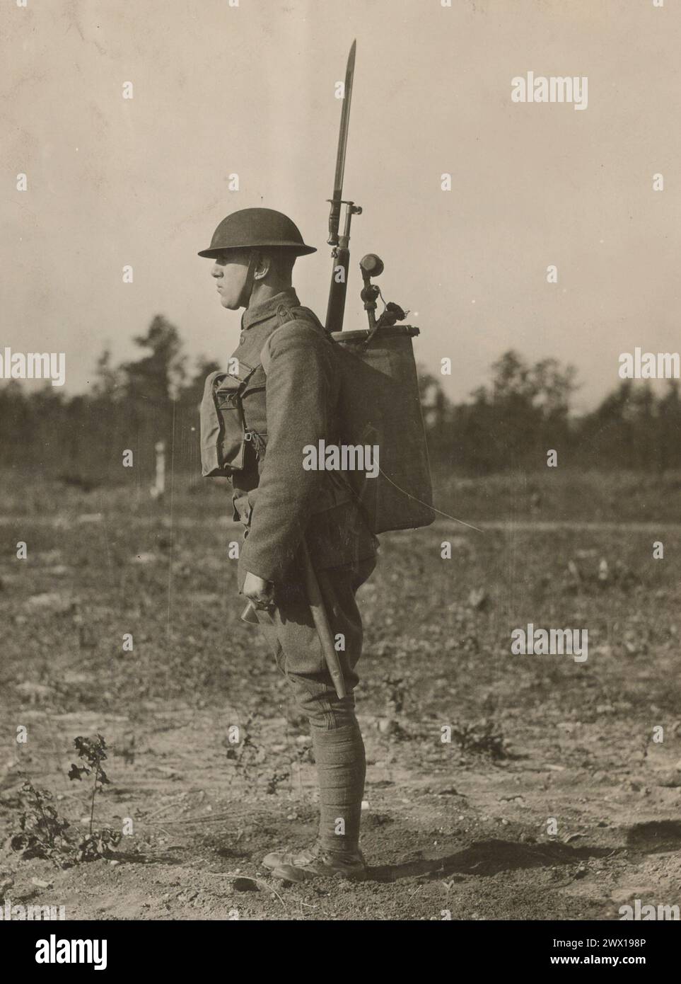 Soldat mit Gasmaske, Helm, Gewehr und giftiger Gasflasche, Mark I, auf dem Rücken ca. 1918-1919 Stockfoto