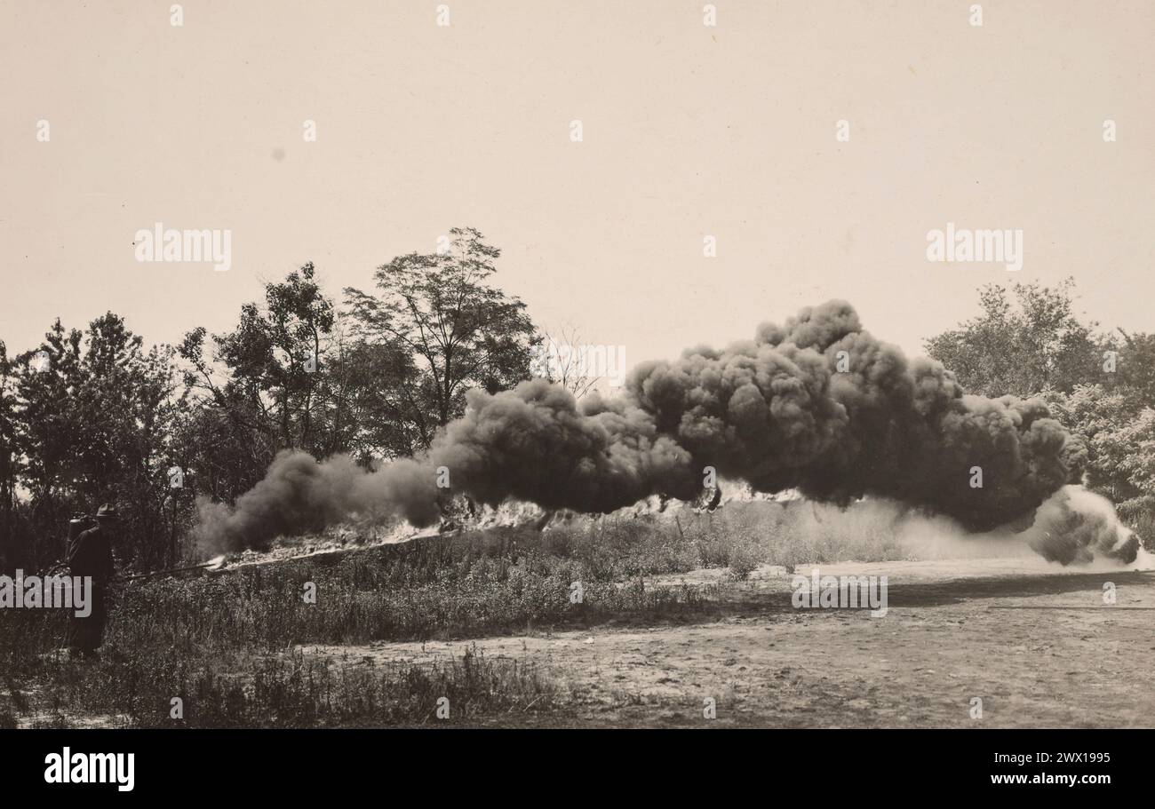 Chemical Warfare Service; Forschungsabteilung; Flammenprojektorapparat. Seitenansicht. Ein Mann testet einen Flammenwerfer ca. 1918 Stockfoto