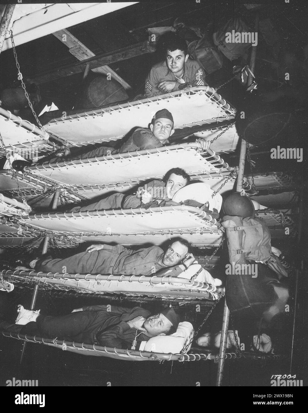 Soldaten in Kojen auf dem Armeetransport, S.S. Pennant, Hafen der Einschiffung, San Francisco, Kalifornien, November 1942 Stockfoto