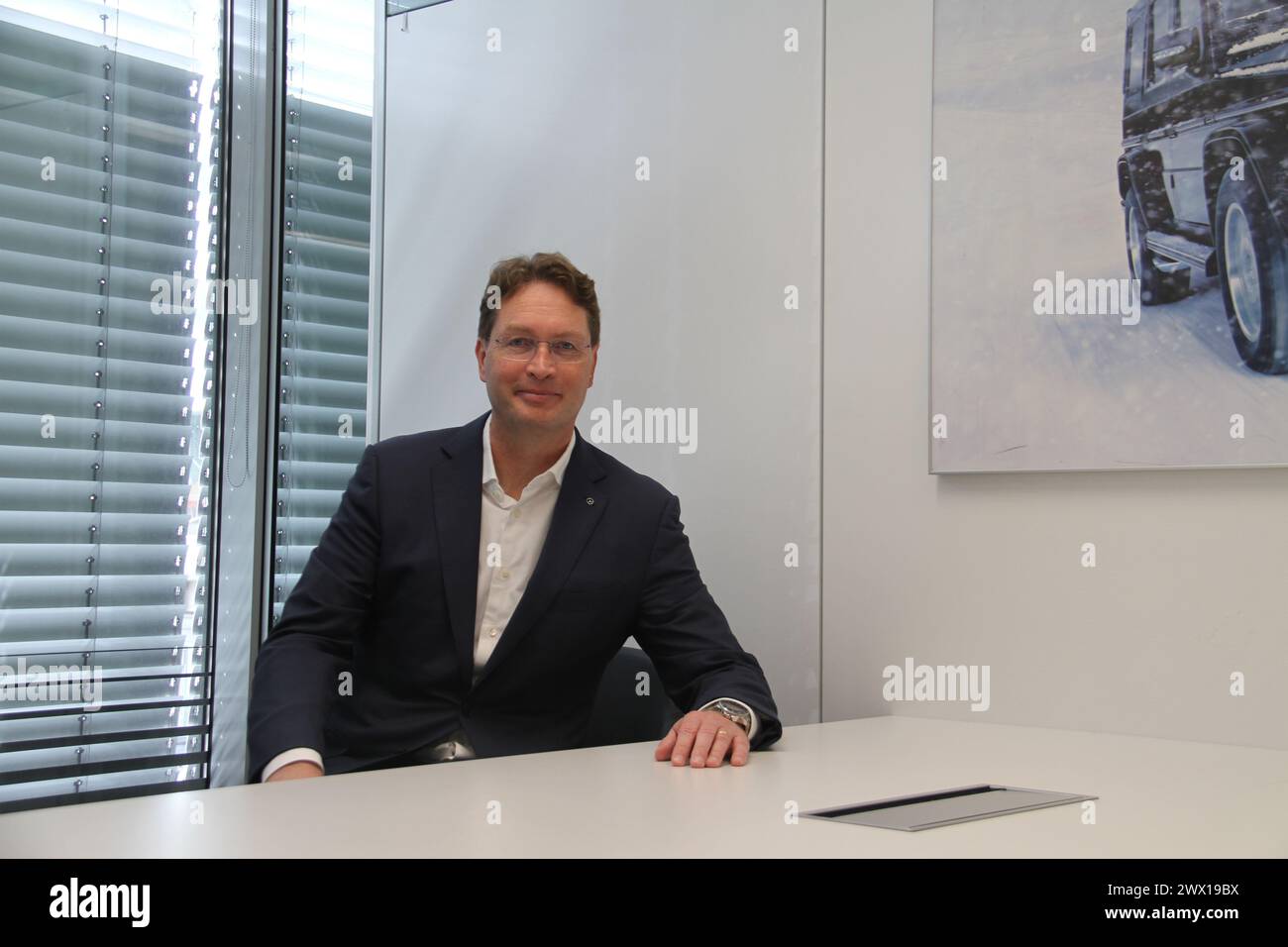 Stuttgart, Deutschland. März 2024. Ola Kaellenius, Vorstandsvorsitzender von Mercedes-Benz, erhält am 20. März 2024 ein Interview mit Xinhua am Hauptsitz von Mercedes-Benz in Stuttgart. ZUM BEISPIEL „Interview: Mercedes-Benz Chief sieht Marktpotenzial, langfristige Chancen in China“ Credit: Shan Weiyi/Xinhua/Alamy Live News Stockfoto