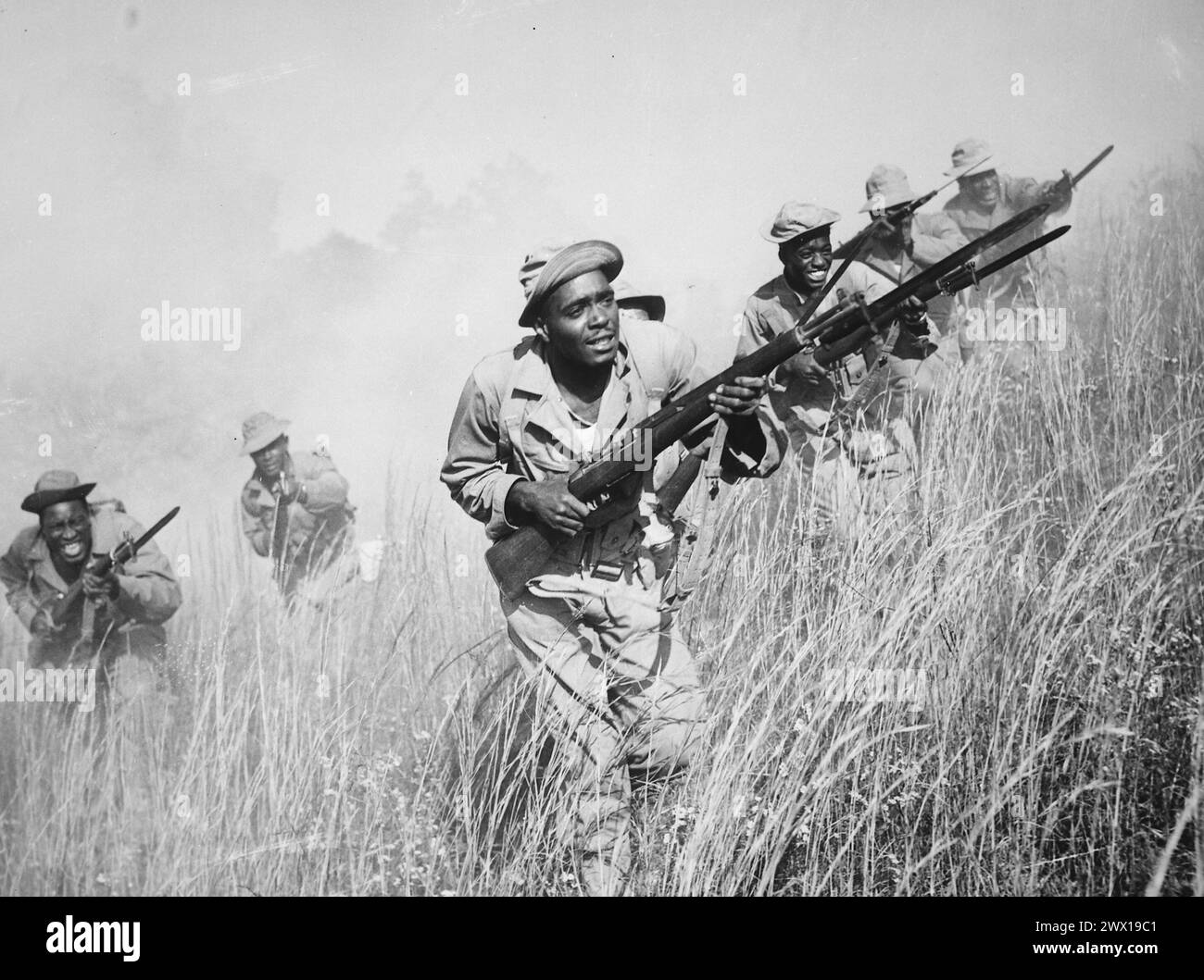 Ein Trupp von Non-Coms, Kader der 92. Division, bekommt einen Auffrischungskurs in Angriff durch Smoke Ca. 1942 Stockfoto