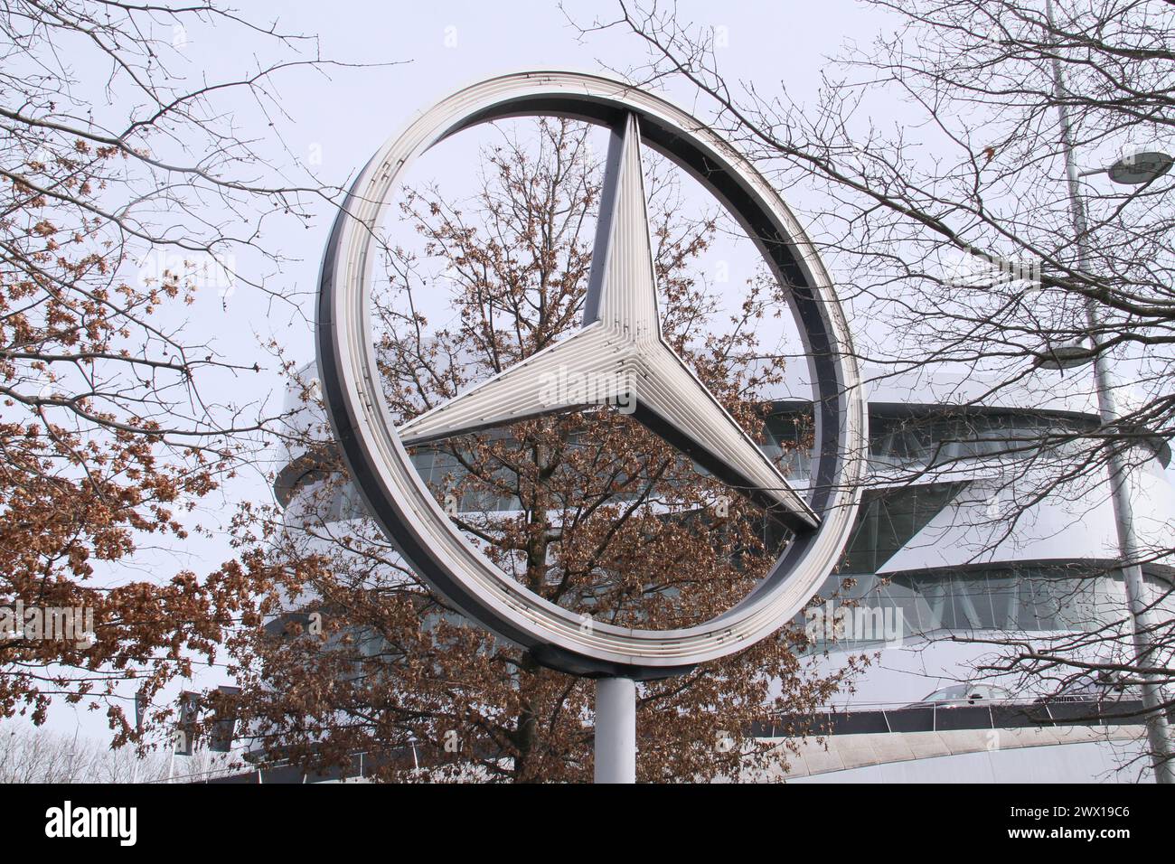Stuttgart. März 2024. Dieses Foto vom 20. März 2024 zeigt das Logo von Mercedes-Benz in Stuttgart. ZUM BEISPIEL „Interview: Mercedes-Benz Chief sieht Marktpotenzial, langfristige Chancen in China“ Credit: Shan Weiyi/Xinhua/Alamy Live News Stockfoto