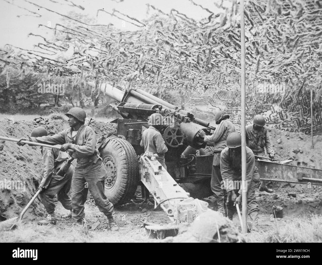 Truppen einer Feldartillerie-Batterie setzen eine 155-mm-Haubitze in Frankreich ein. Juni 1944 Stockfoto