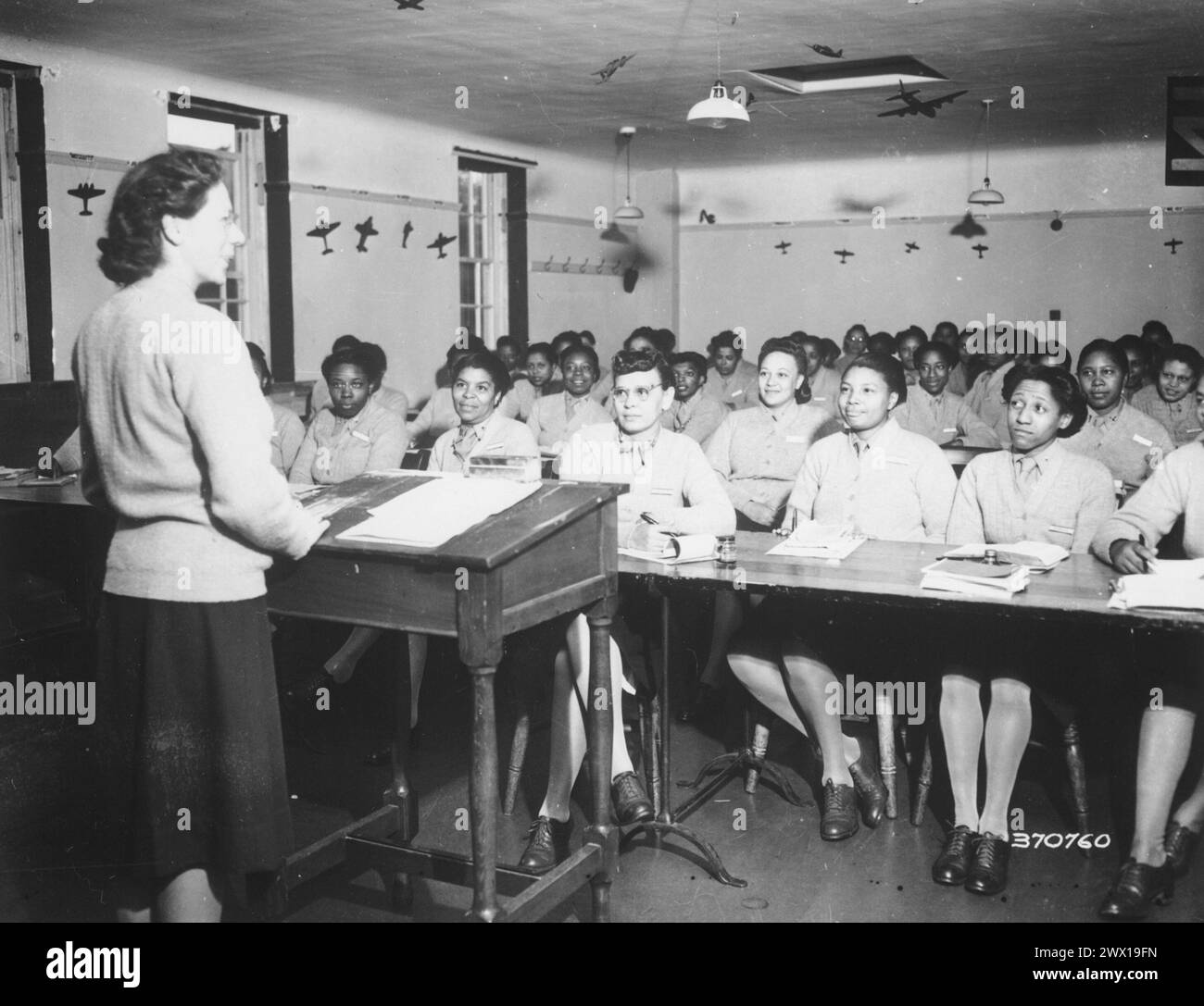 Die Krankenschwestern der US-Armee machen sich Notizen während eines Vortrags im Klassenzimmer des Army Nurse Training Center in England CA. September 1944 Stockfoto