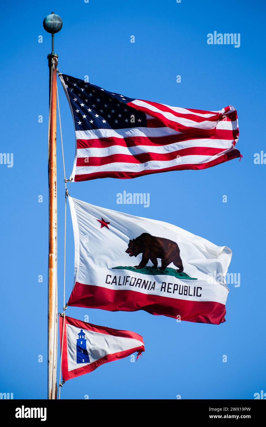 US- und kalifornische Flaggen am Pigeon Point Light House, Pescadero, Kalifornien, USA. Stockfoto