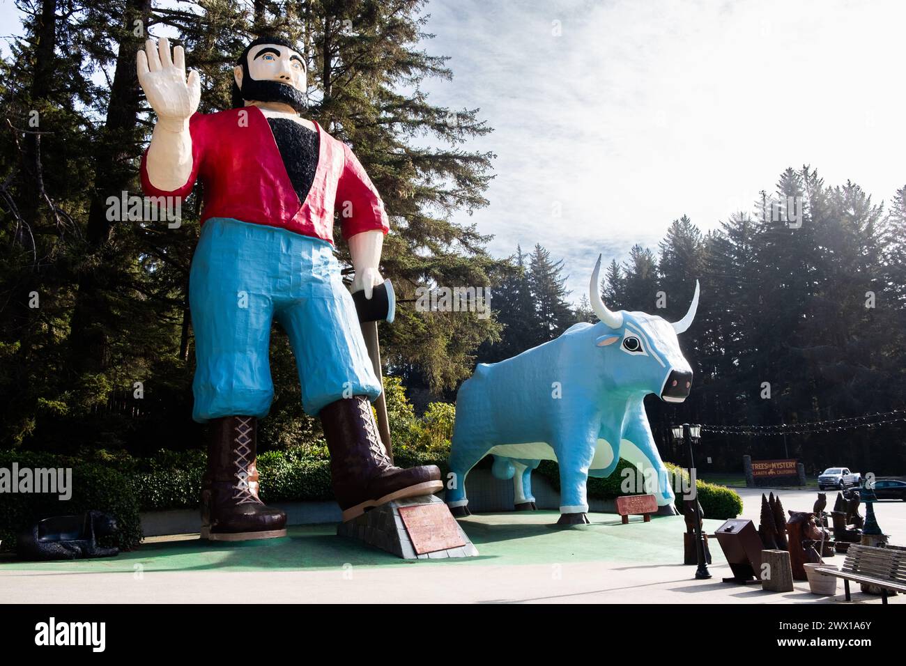 Die 49 Meter hohe Statue von Paul Bunyan (und Babe, dem Blauen Ochs) bei Trees of Mystery in Klamath, Kalifornien, USA. Stockfoto