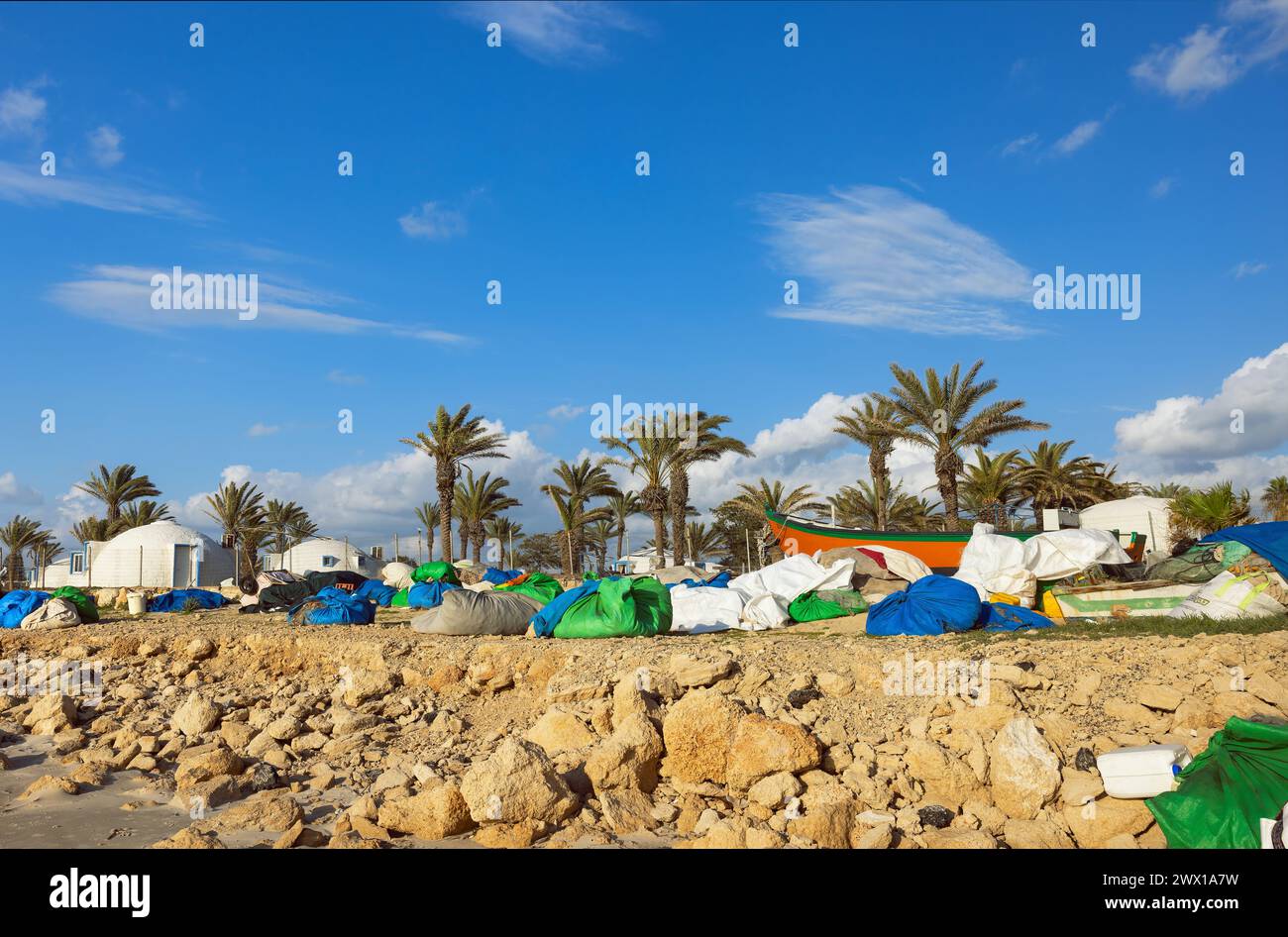Taschen mit Fischernetzen an der Küste Israels Stockfoto