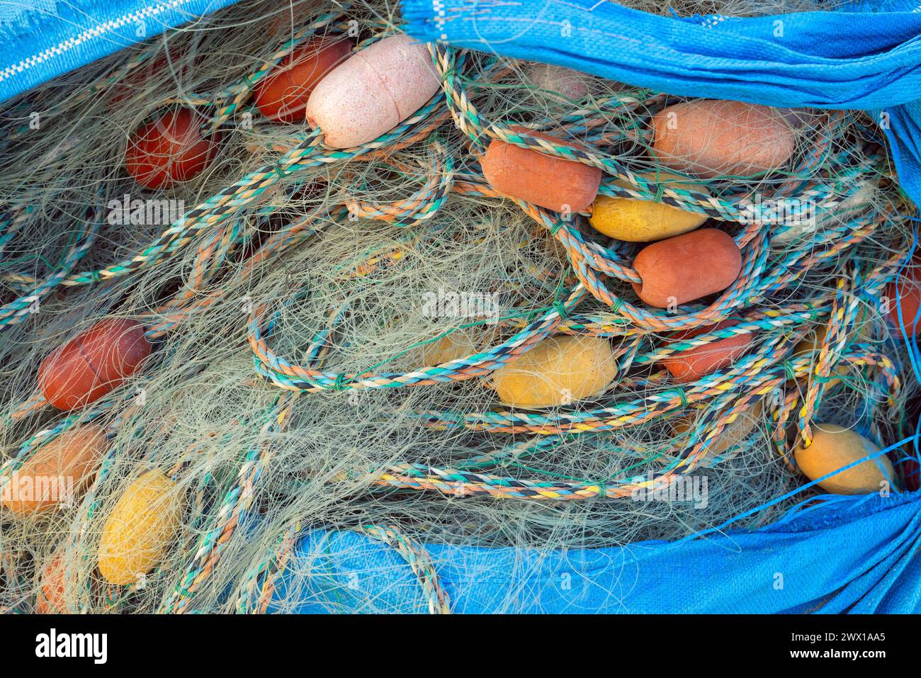 Mehrfarbiges Fischernetz in einer Tasche Nahaufnahme Stockfoto