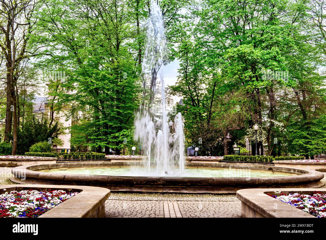 Wunderschöner Brunnen im Park von Jaslo. Stockfoto