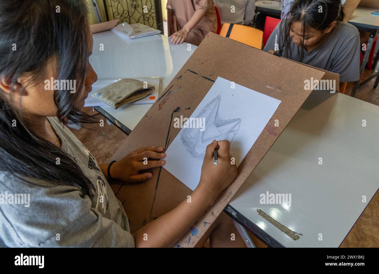 Burmesische Einwanderer aus der Region Karen Myanmar nehmen Kunstunterricht in einem Gemeindezentrum in Mae SOT, Thailand Stockfoto