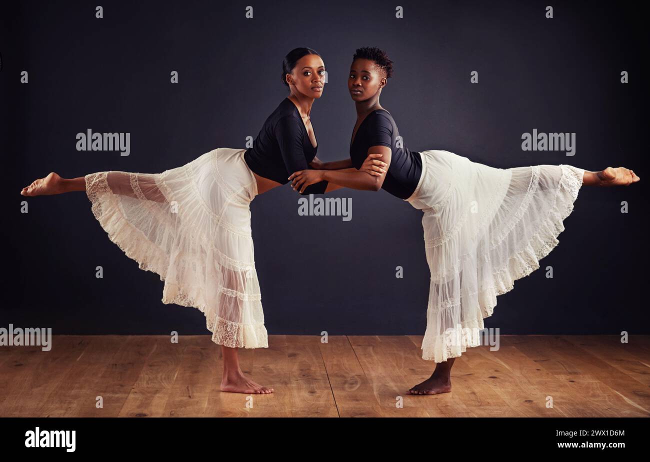 Ballett, Studio und Porträt von Schwarzen für Tanzroutine, Balance und Performance. Zeitgenössische, tanzende und Ballerina-Frauen für elegante Kunst Stockfoto