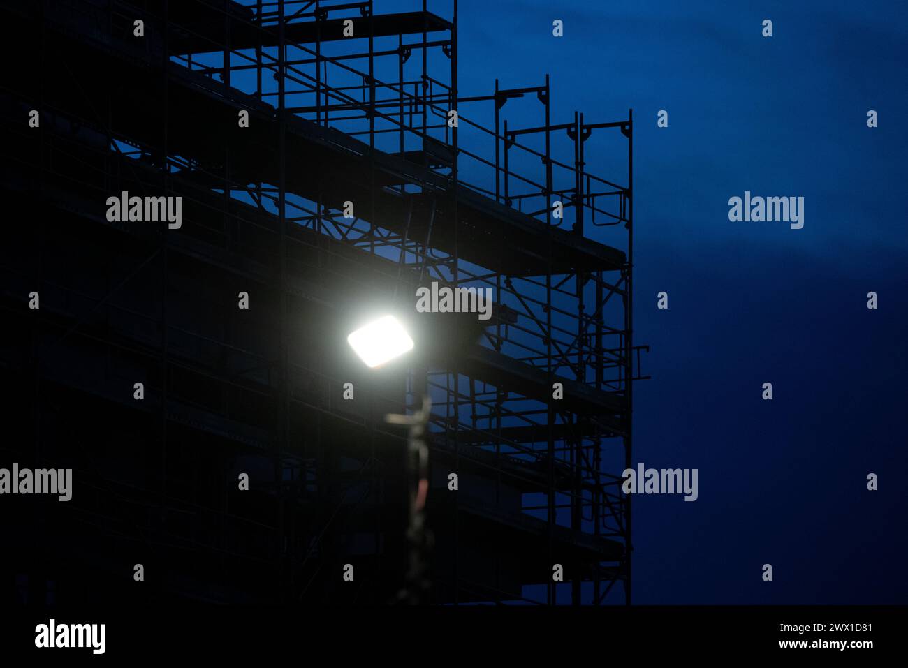 München, Deutschland. März 2024. Gerüste stehen auf einer Baustelle auf der Hülle eines neuen Gebäudes. Quelle: Sven Hoppe/dpa/Alamy Live News Stockfoto