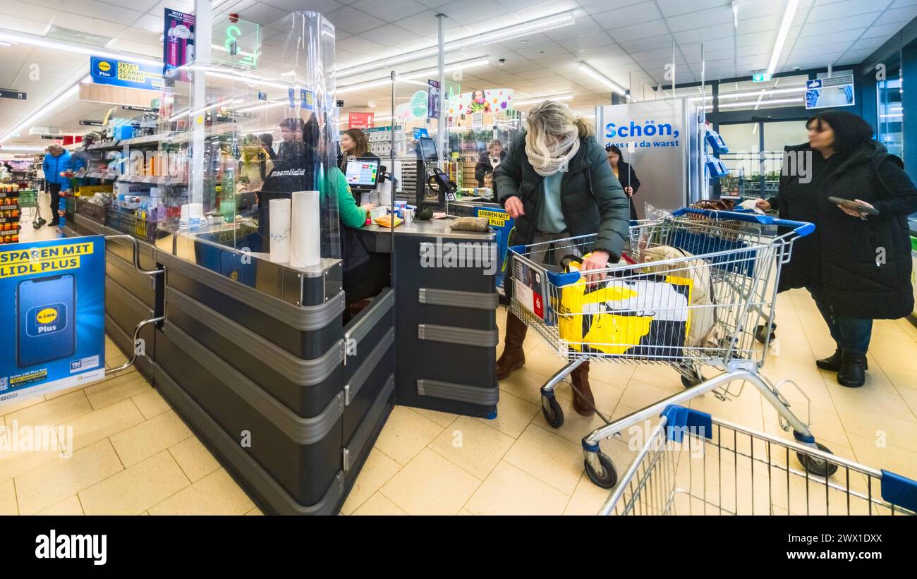 Hamburg, Deutschland. März 2024. Kunden, die in einem LIDL-Supermarkt einkaufen. Quelle: Markus Scholz/dpa/Alamy Live News Stockfoto