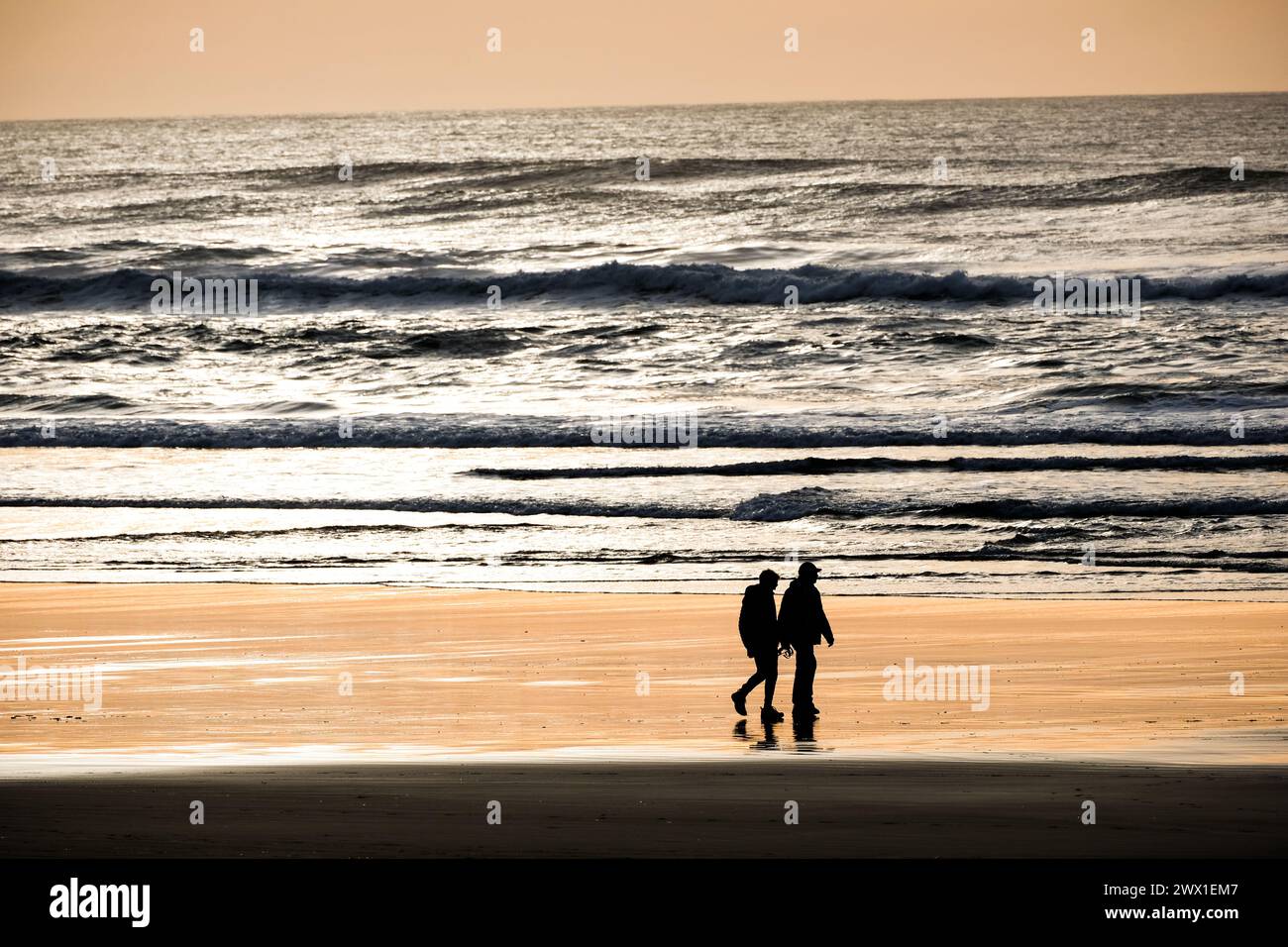 Menschen, die am Strand am Pazifik in Manzanita, Oregon, spazieren gehen. Stockfoto