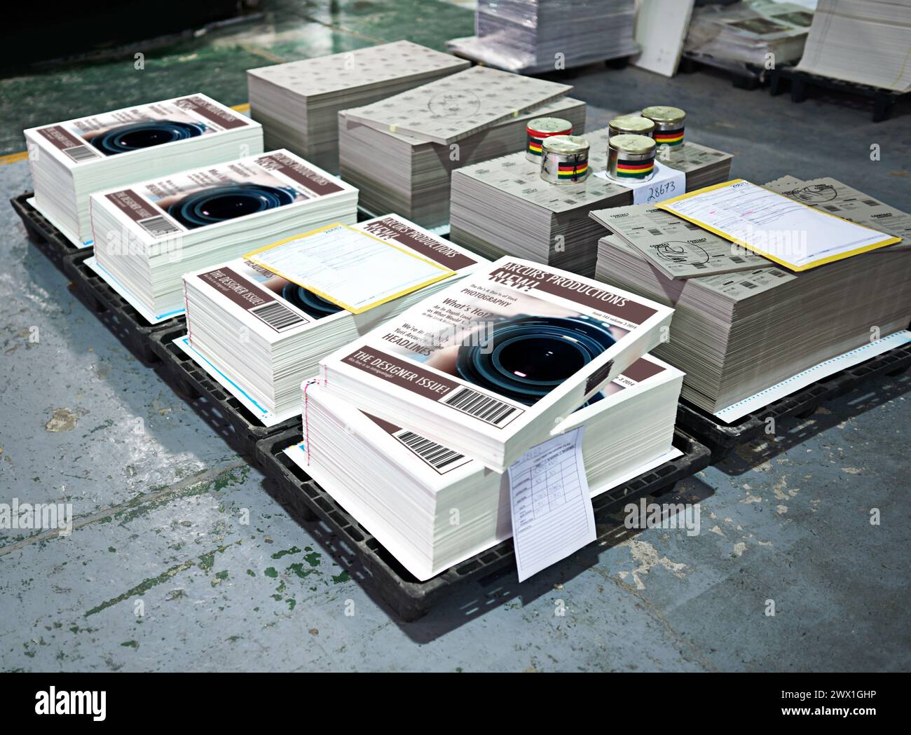 Bücher, Palette und Boden im Werk mit kommerziellem Design für Druck, Herstellung und Lagerbestand für Veröffentlichungen. Drucken Sie Material und Papier ein Stockfoto