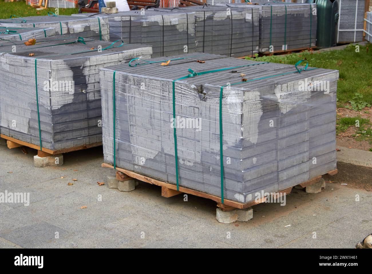 Großhandel mit Baustoffen auf der Straße, Verkauf von Kopfsteinpflaster auf der Straße Stockfoto