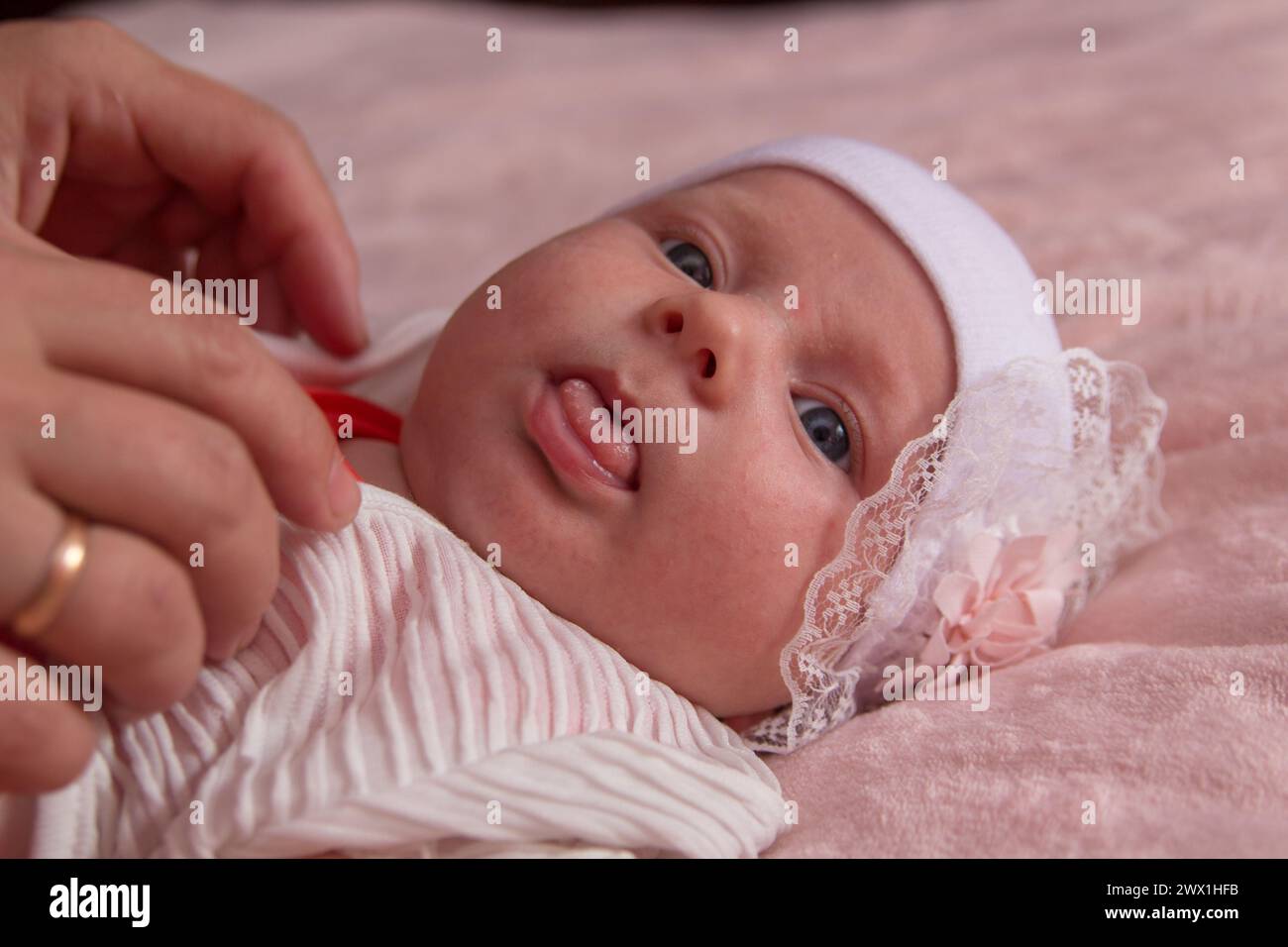 Nahaufnahme der Mutter zieht das Kleid der Tochter an Stockfoto