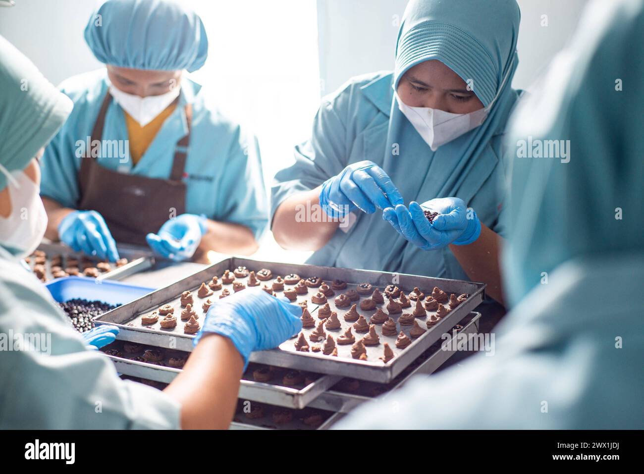 DIE HERSTELLUNG VON COOKIES VOR DEN EID-Mitarbeitern beenden die Herstellung von Cookies in der J&C-Cookie-Fabrik in Bandung, West Java, Indonesien, 27. März 2024. Während des heiligen Monats Ramadan 1445 H werden J&C Cookies 500 bis 600 Dutzend Cookies oder 10.000 Gläser pro Tag produzieren. Kekse sind eine der Spezialitäten des Eid al-Fitr. IMAGO/KHAIRIZAL MARIS Bandung West Java Indonesien Copyright: XKharizalxMarisxKhairizalxMarisx COOKIES VOR EID 19 Stockfoto