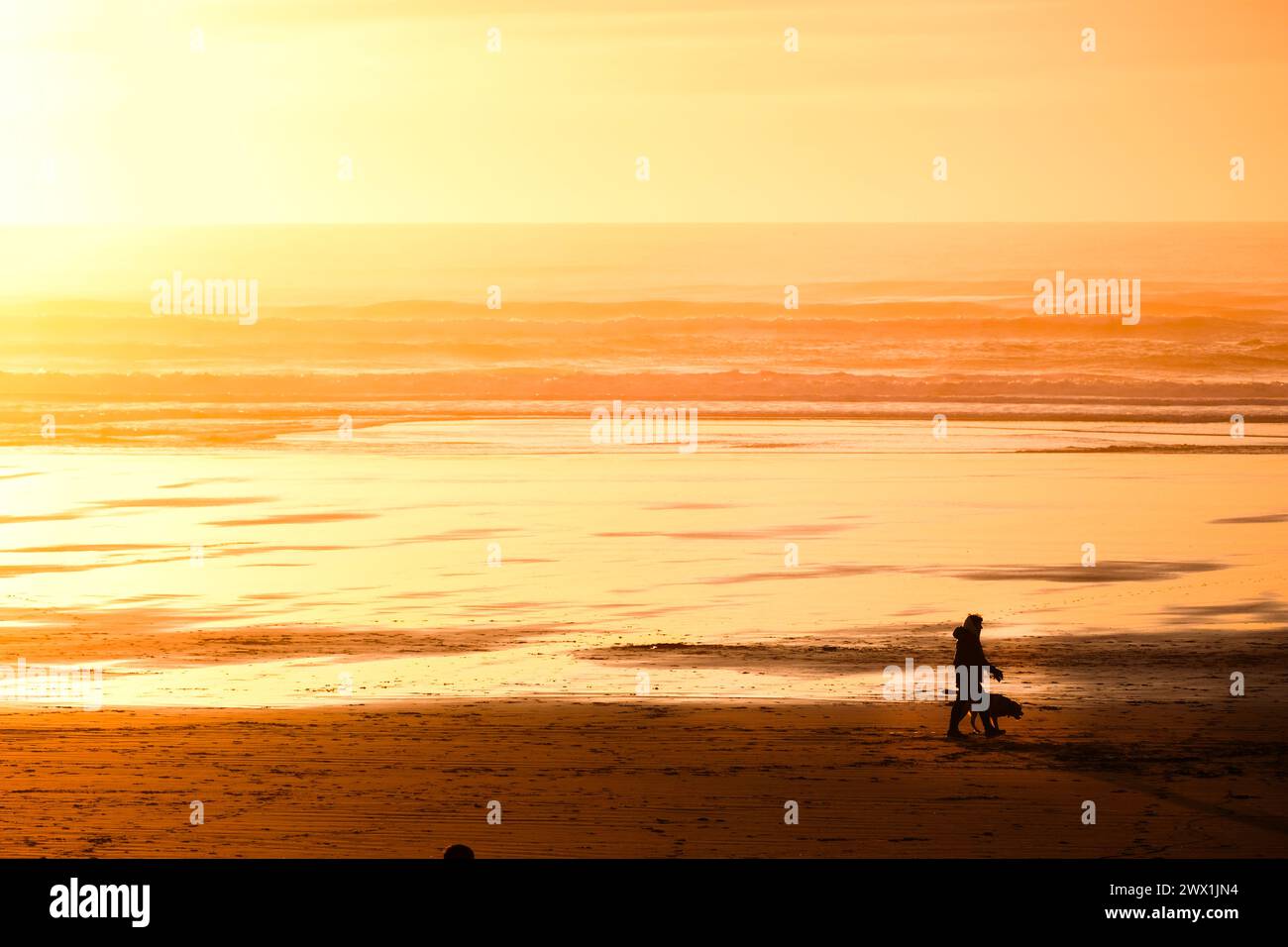 Menschen, die am Strand am Pazifik in Manzanita, Oregon, spazieren gehen. Stockfoto