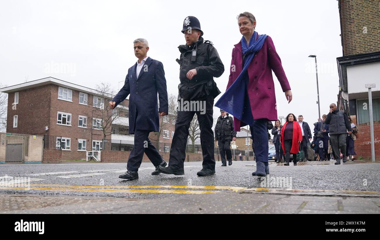 Der Bürgermeister von London Sadiq Khan und die Sekretärin des Schattenhauses Yvette Cooper während eines Rundgangs mit einem Polizisten während eines Besuchs der Earlsfield Police Station im Südwesten Londons. Bilddatum: Dienstag, 26. März 2024. Stockfoto