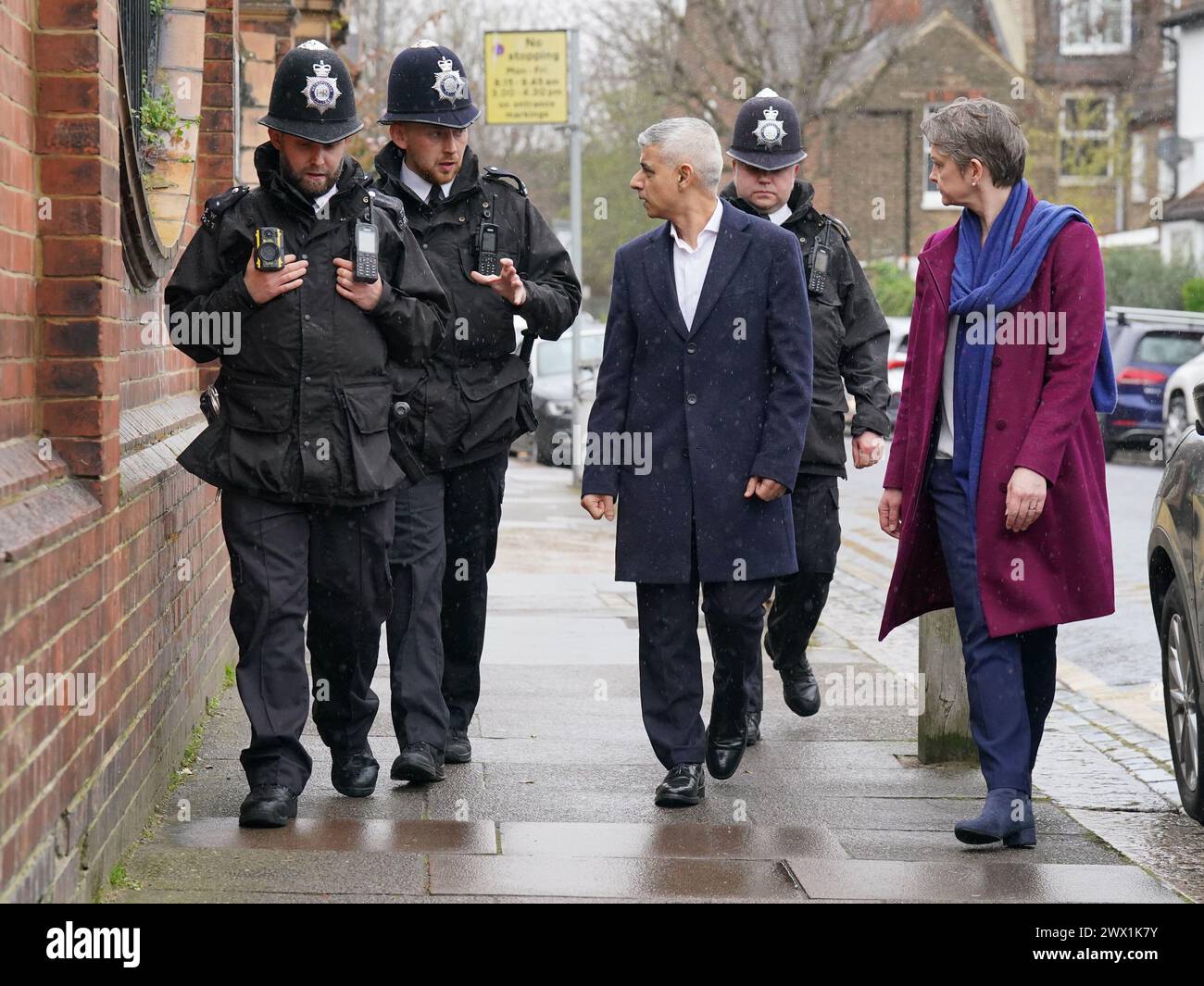 Der Bürgermeister von London Sadiq Khan und die Sekretärin des Schattenhauses Yvette Cooper während eines Rundgangs mit Polizisten während eines Besuchs der Earlsfield Police Station im Südwesten Londons. Bilddatum: Dienstag, 26. März 2024. Stockfoto