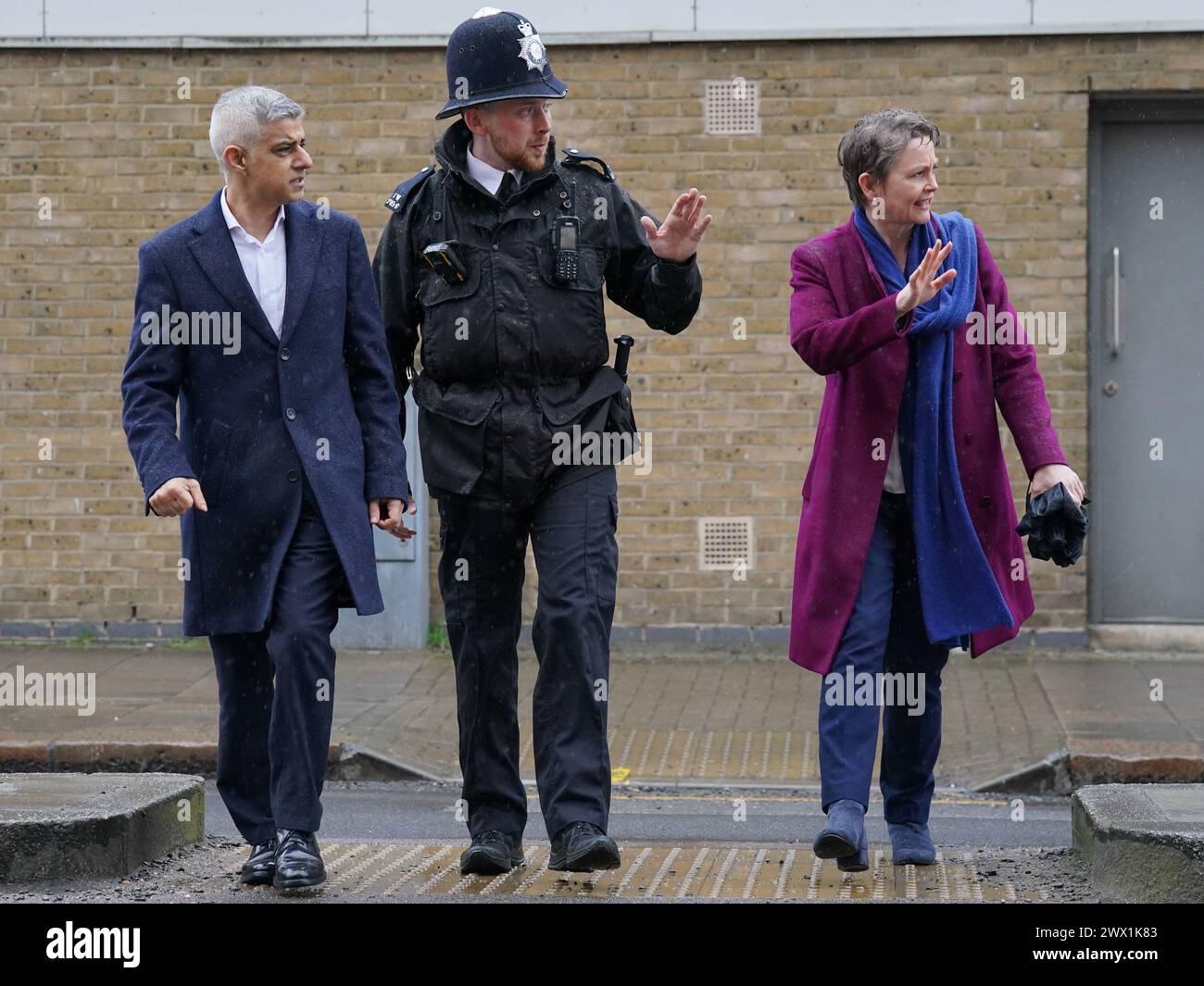 Der Bürgermeister von London Sadiq Khan und die Sekretärin des Schattenhauses Yvette Cooper während eines Rundgangs mit einem Polizisten während eines Besuchs der Earlsfield Police Station im Südwesten Londons. Bilddatum: Dienstag, 26. März 2024. Stockfoto