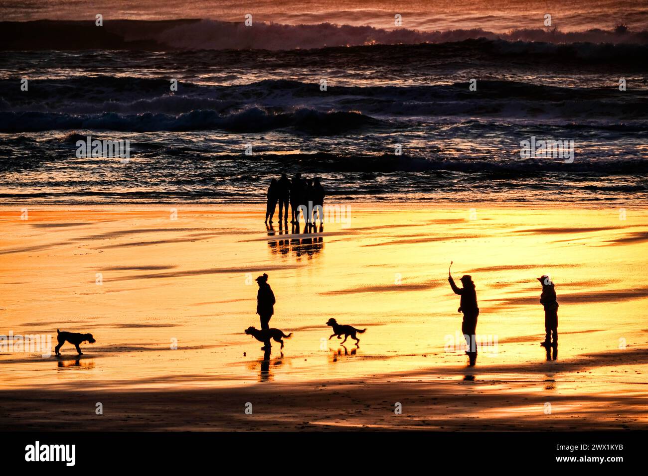 Menschen, die am Strand am Pazifik in Manzanita, Oregon, spazieren gehen. Stockfoto