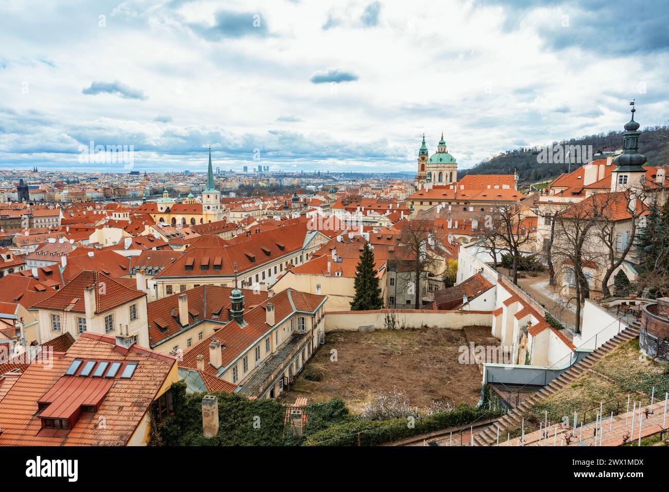 Panorama der Altstadt Prag in Tschechien, Blick vom Burgberg bei sonnigem Tag, Mittelböhmen, Tschechien Stockfoto