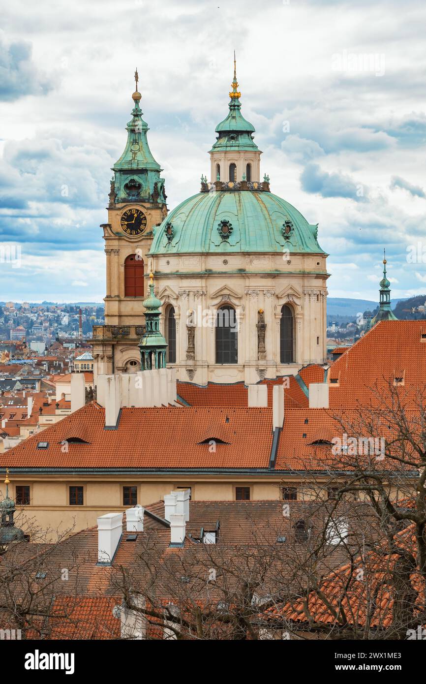 Panorama der Altstadt von Prag in der tschechischen Praha, Blick vom Burgberg bei sonnigem Tag, vor der Kirche St. Nikolaus. Zentralböhmen, Tschechische Republik Stockfoto