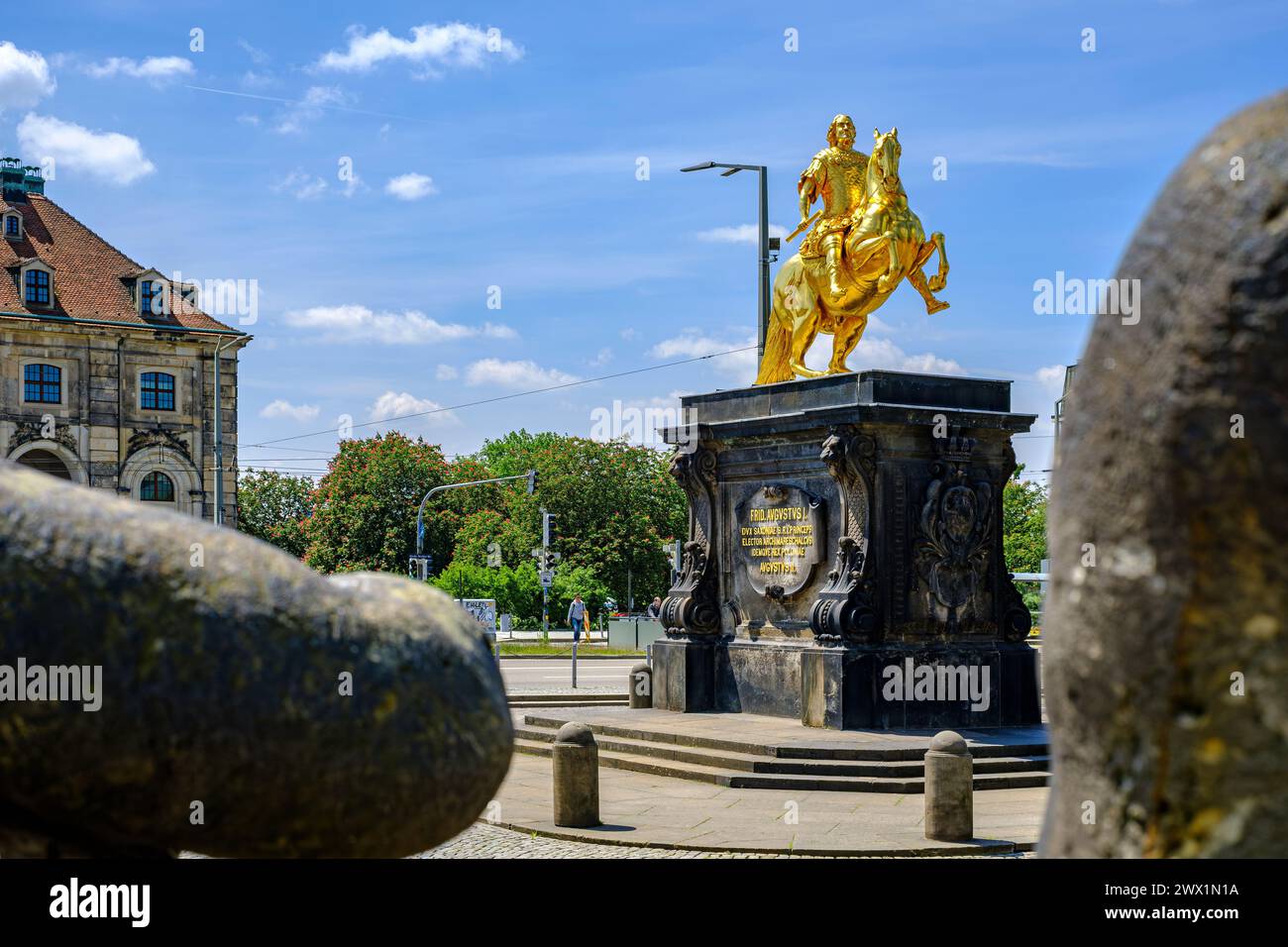 Goldener Reiter, Reiterstatue des sächsischen Kurfürsten und Königs von Polen, Augustus der Starke auf dem Neustädter Markt in Dresden, Sachsen. Stockfoto