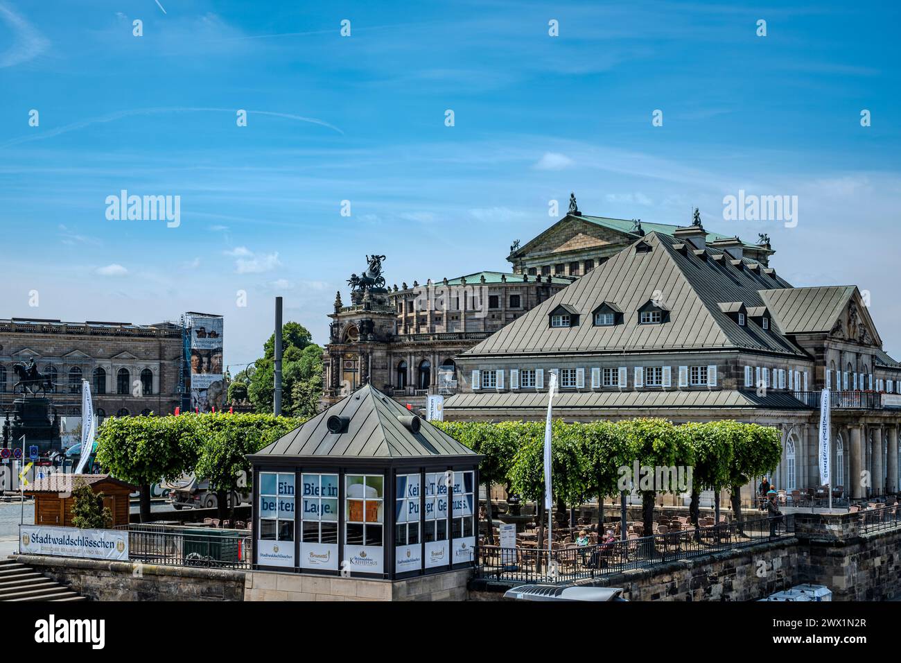 Italienisches Dorf und Semperoper am Theaterplatz in der inneren Altstadt von Dresden, Sachsen, Deutschland, nur für redaktionelle Zwecke. Stockfoto