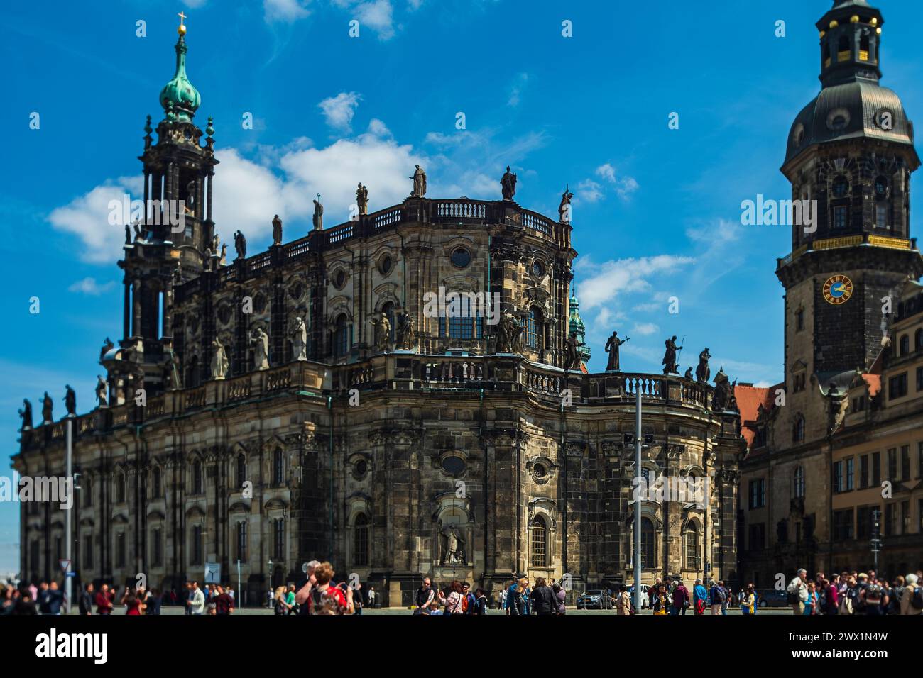 Die katholische Hofkirche, ein barocker Dom am Theaterplatz zwischen Wohnschloss und Semperoper, Dresden, Sachsen, Deutschland. Stockfoto