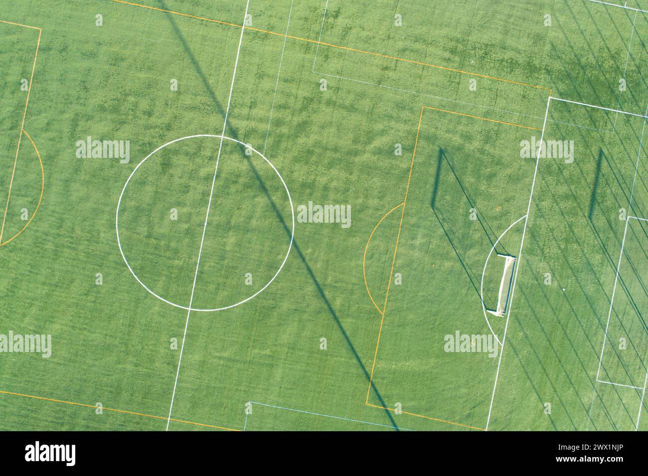 Draufsicht mit Drohne auf ein Fußballfeld Stockfoto