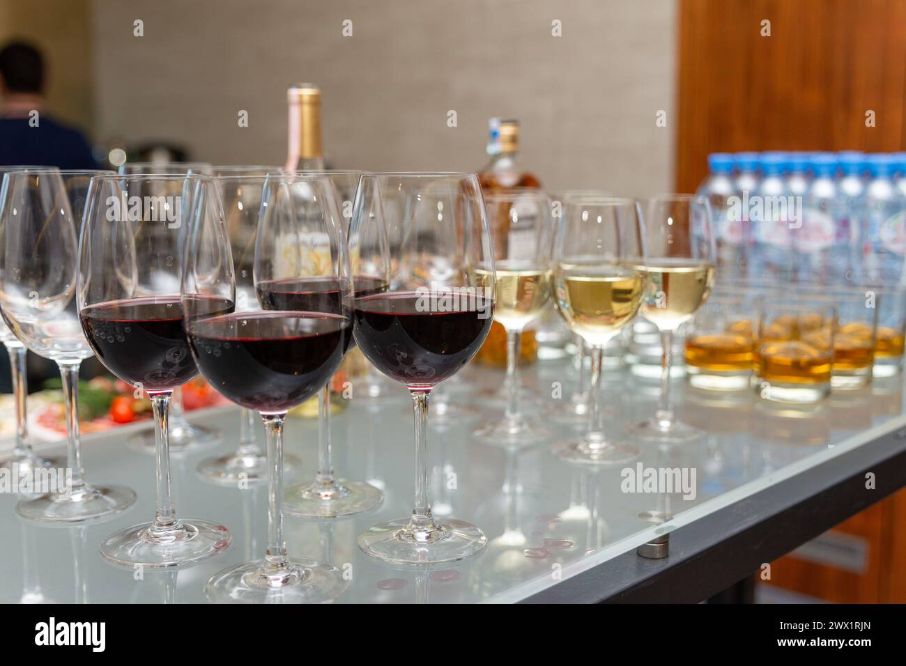 Viele Gläser mit Scotch, Brandy und Weinen stehen an der Bar. Verschiedene alkoholische Getränke in Gläsern am Buffet auf der Party. Stockfoto