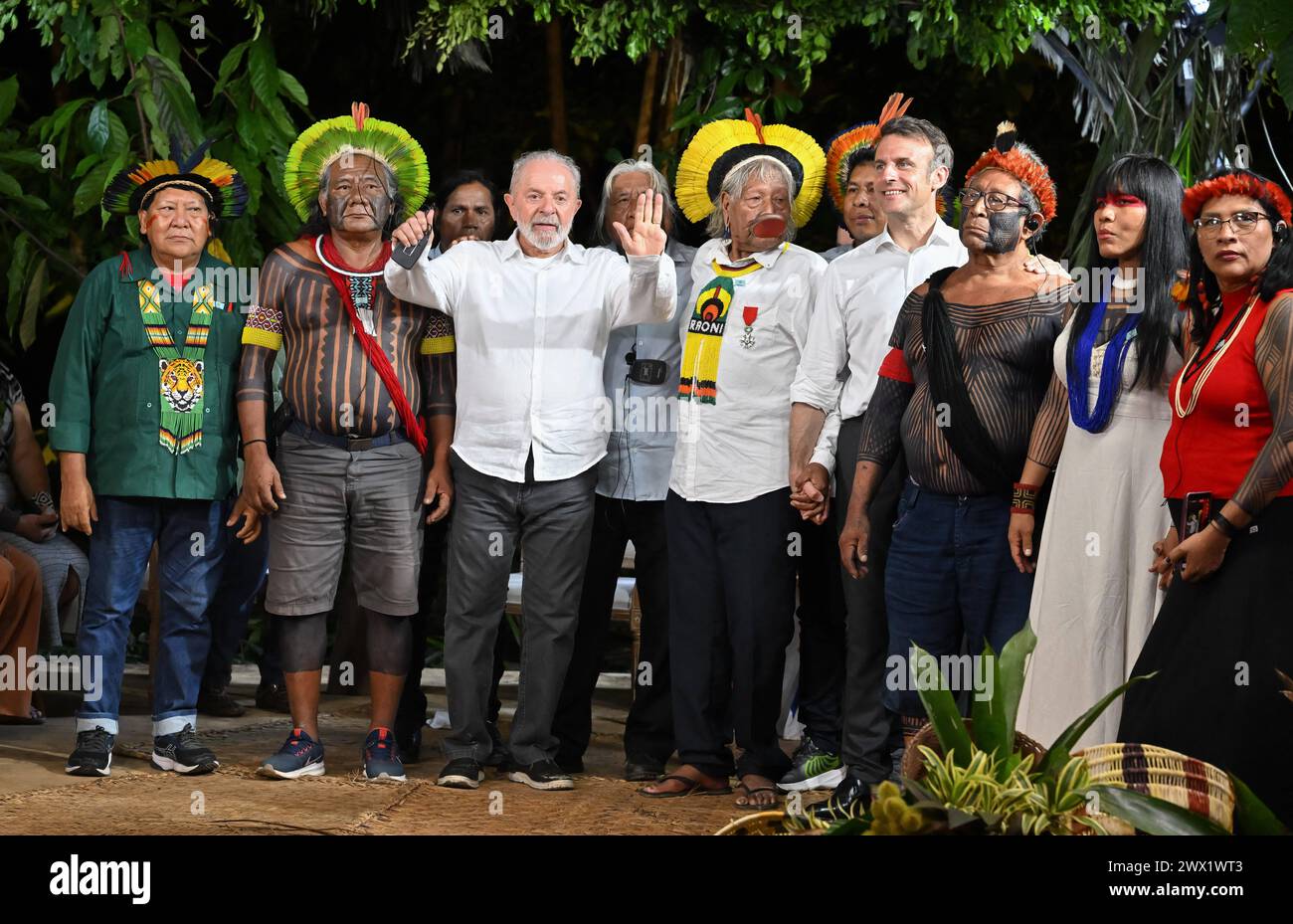 Der brasilianische Yanomami-Schamane und Sprecher des Volkes der Yanomami Davi Kopenawa Yanomami, der französische Präsident Emmanuel Macron, der brasilianische Präsident Luiz Inacio Lula da Silva, der brasilianische indigene Führer des Volkes der Kayapo, Raoni Metuktyre, und die brasilianische indigene Aktivistin und Leiterin des indigenen Frauenverbandes des Xingu Indigenous Park, Watatakalu Yawalapiti, winkte bei einem Treffen auf der Insel Combu vor Belem, Bundesstaat Para, Brasilien, am 26. März 2024. Die französischen und brasilianischen Präsidenten Emmanuel Macron und Luiz Inacio Lula da Silva starteten am Dienstag ein Programm, das darauf abzielte, bis zu einem zu erhöhen Stockfoto