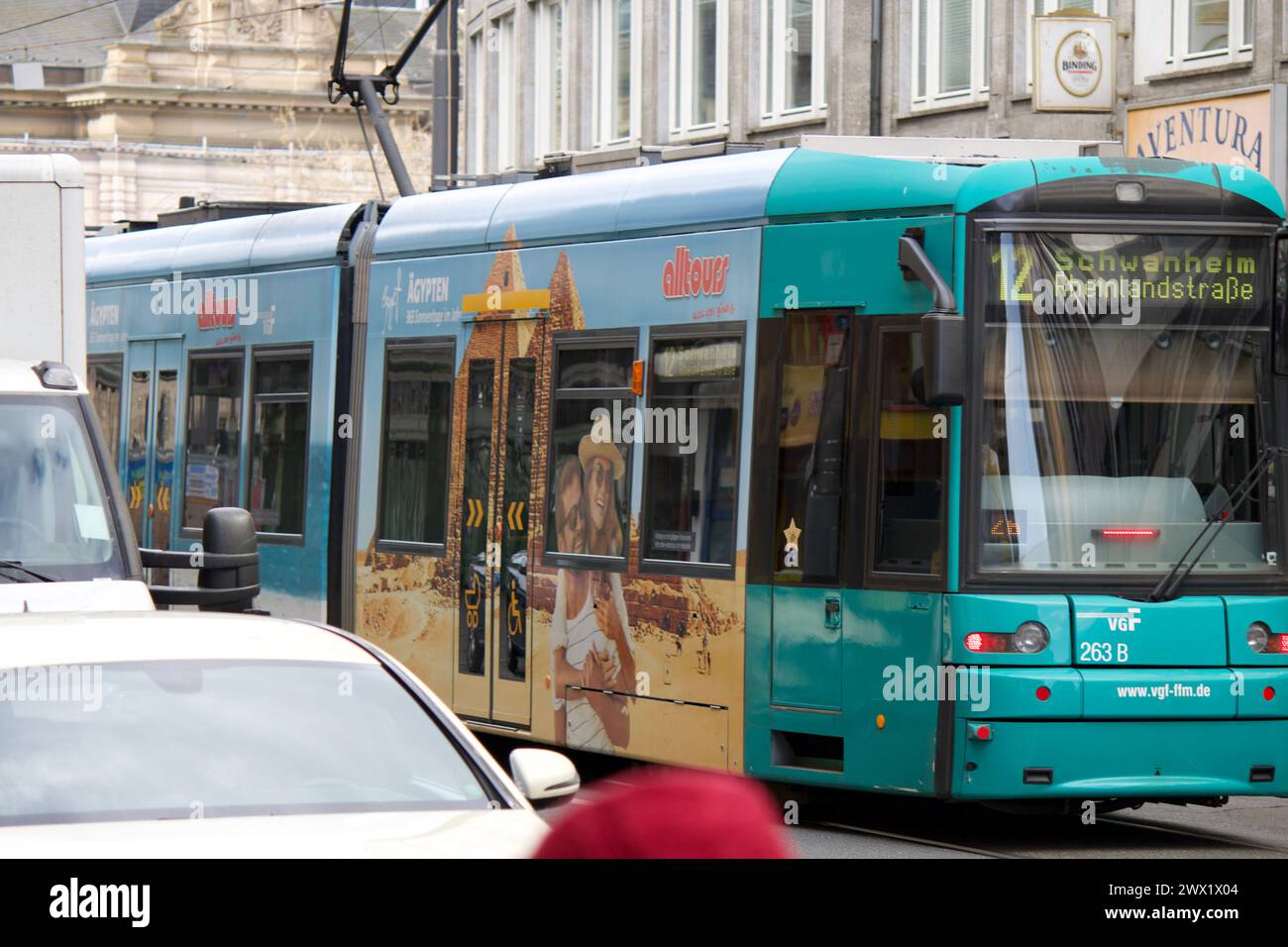 Frankfurt am Main, Deutschland, 23. März 2024. Eine Straßenbahn auf den Straßen Frankfurts. Stockfoto