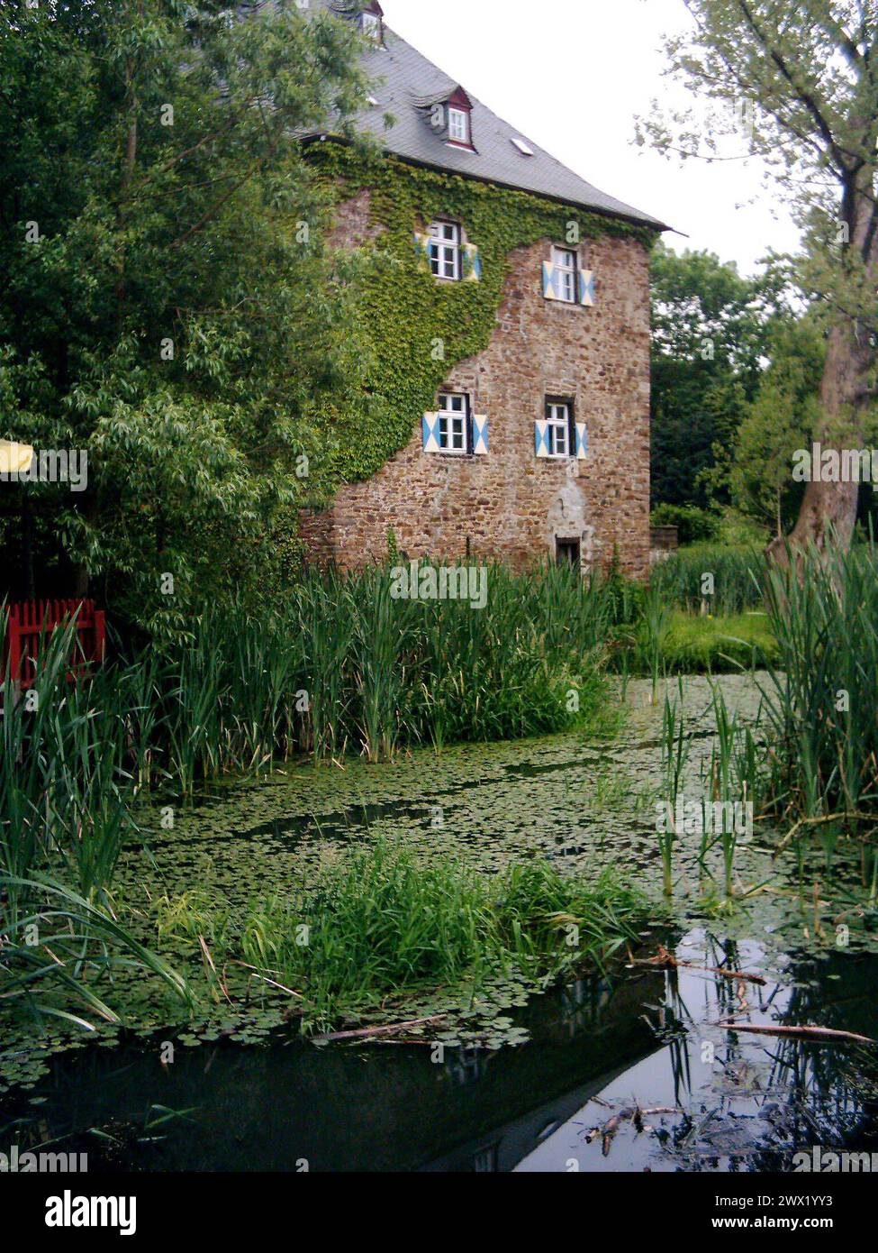 Blick auf die kleine Wasserburg Mauel in windeck Burg Mauel in Windeck Seitenansicht *** Blick auf das kleine Wasserschloss Mauel in windeck Schloss Mauel in Windeck Seitenansicht Stockfoto