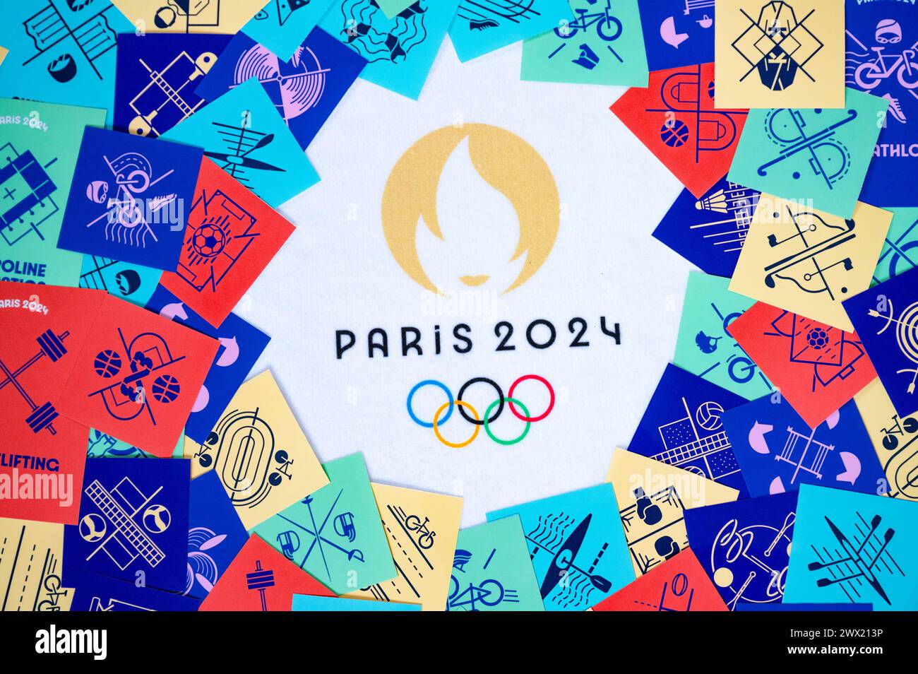 PARIS, FRANKREICH, 26. MÄRZ 2024: Das offizielle Emblem der Olympischen Sommerspiele 2024 in Paris kombiniert mit einem Piktogramm für alle Olympischen Sportarten Stockfoto