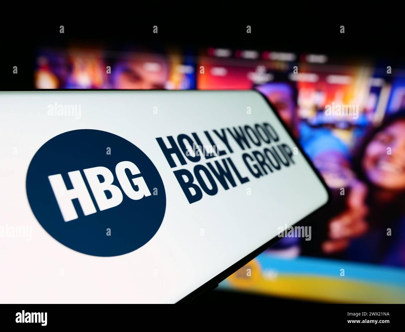 Handy mit Logo der britischen Bowlingfirma Hollywood Bowl Group plc vor der Business-Website. Fokus auf der linken Seite des Telefondisplays. Stockfoto