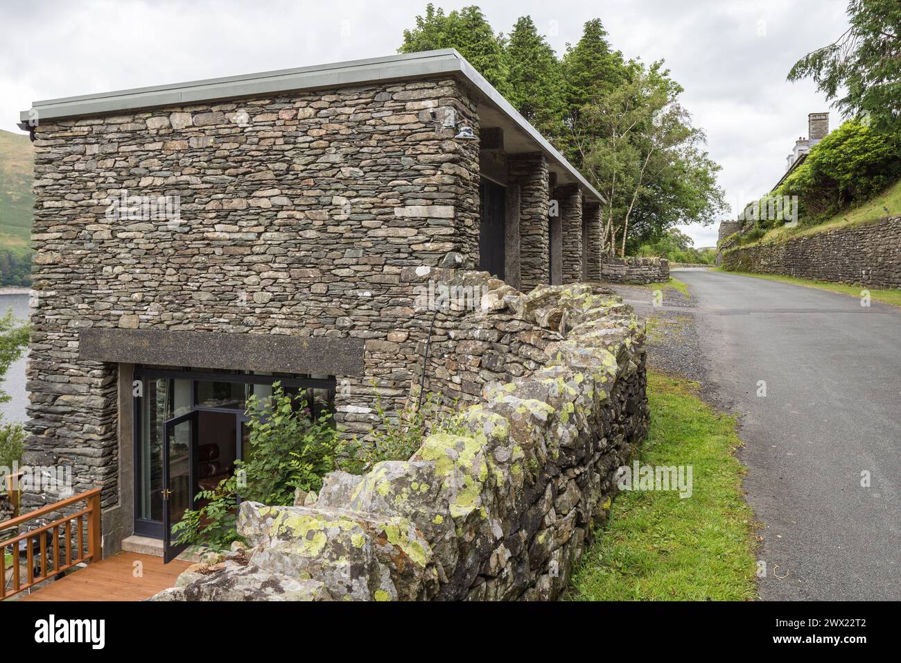 Ein traditionell gebautes Ferienhaus aus Stein am Ufer von Haweswater im Lake District, England Stockfoto