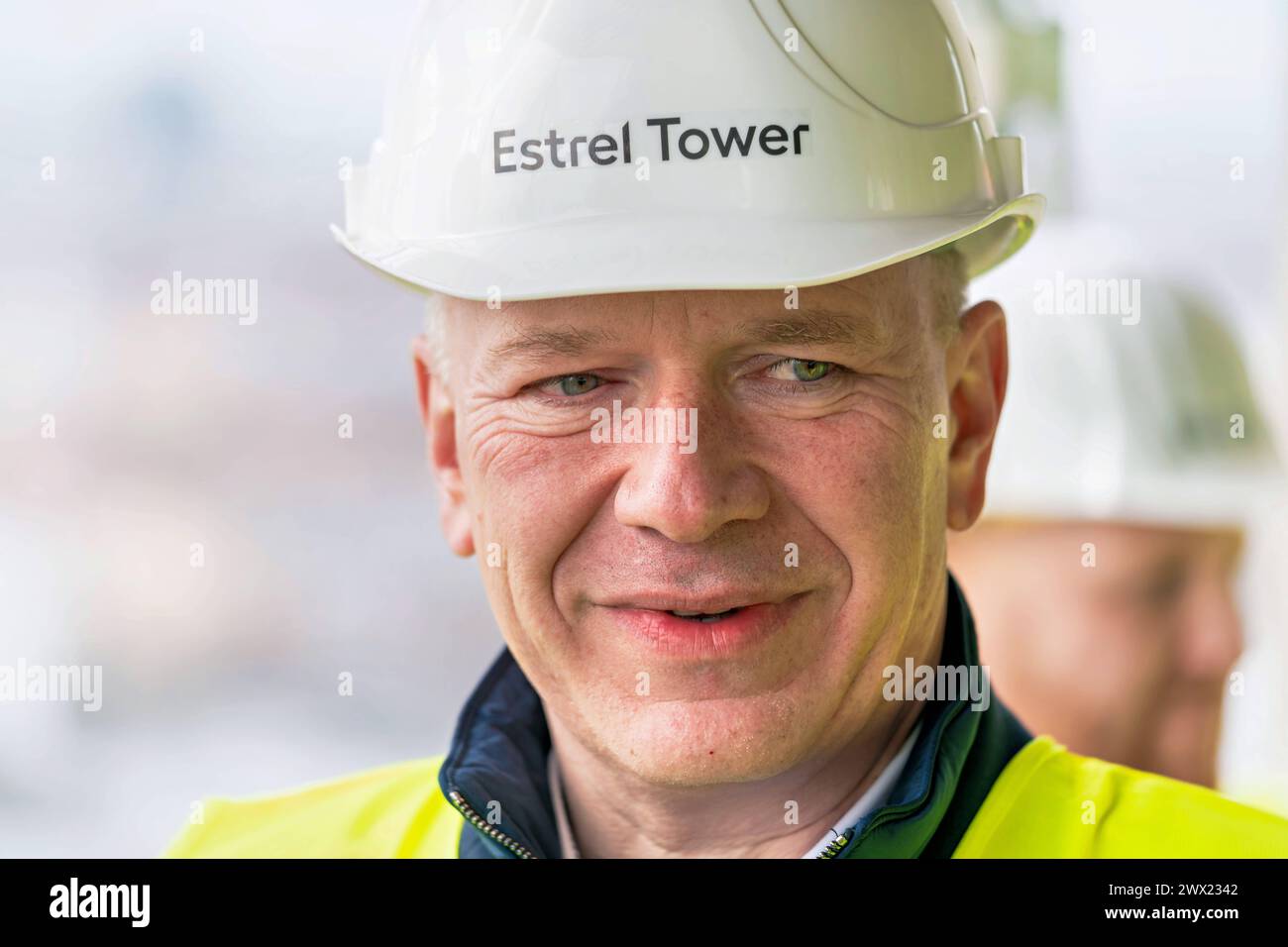 2024-03-26,Berlin,Baustelle Estrel Tower, Baubeginn Juli 2021,Eröffnung Ende 2025, Brutto-Grundfläche 77,500 qm,das Gebäude wird bei Fertigstellung eine Höhe von 176 Meter haben und somit der höchste Wolkenkratzer in Berlin sein.Pressetermin:der Berliner Senat besucht die Baustelle.der reg. Bürgermeister von Berlin Kai Wegner CDU *** 2024 03 26,Berlin,Baustelle Estrel Tower, Baubeginn Juli 2021,Eröffnung Ende 2025, Bruttogeschossfläche 77.500 qm,das Gebäude wird nach Fertigstellung 176 Meter hoch und damit der höchste Wolkenkratzer Berlins sein Presseevent der Berliner Senat besucht die Stadt Stockfoto