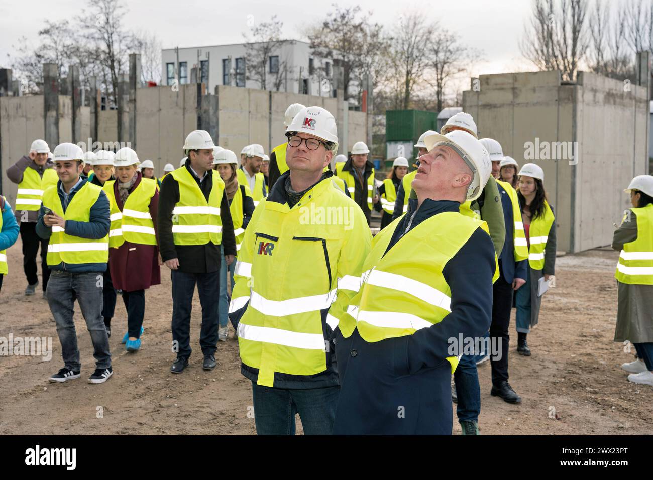 2024-03-26,Berlin,Baustelle Estrel Tower, Baubeginn Juli 2021,Eröffnung Ende 2025, Brutto-Grundfläche 77,500 qm,das Gebäude wird bei Fertigstellung eine Höhe von 176 Meter haben und somit der höchste Wolkenkratzer in Berlin sein.Pressetermin:der Berliner Senat besucht die Baustelle.R.. Kai Wegner – reg. Bürgermeister von Berlin CDU *** 2024 03 26,Berlin,Baustelle Estrel Tower, Baubeginn Juli 2021,Eröffnung Ende 2025, Bruttogeschossfläche 77.500 qm,das Gebäude wird nach Fertigstellung 176 Meter hoch und damit der höchste Wolkenkratzer Berlins sein Presseveranstaltung besucht der Berliner Senat Stockfoto