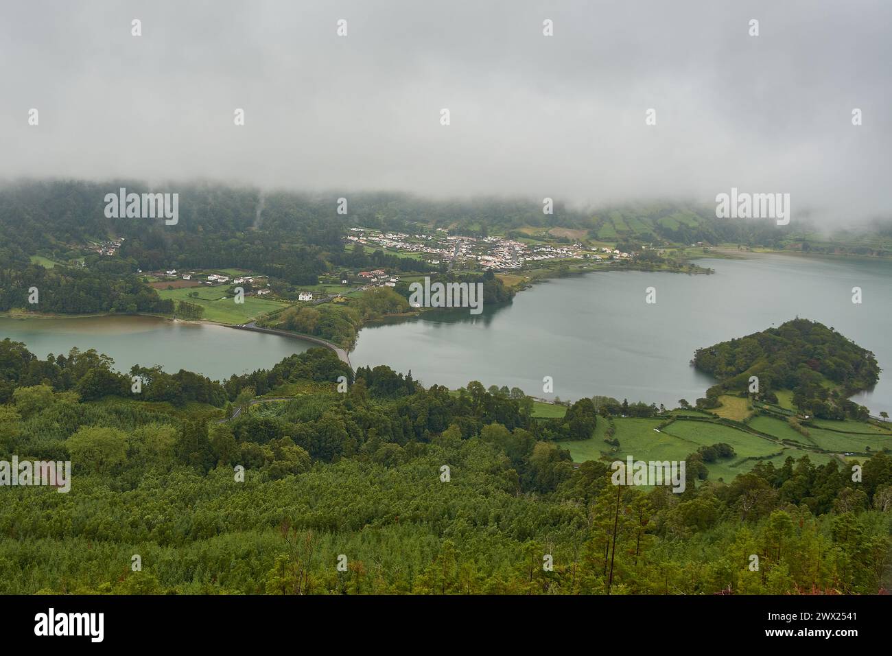Lagune der „Sieben Städte“ mit Nebel im Inneren des vulkanischen Kraters, wo es zwei Seen gibt: Den grünen See und den blauen See auf der Insel San MIG Stockfoto