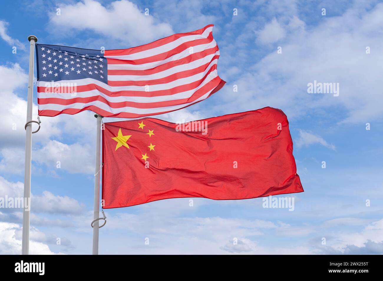 Amerikanische und chinesische Fahnen flattern im Wind. Stockfoto