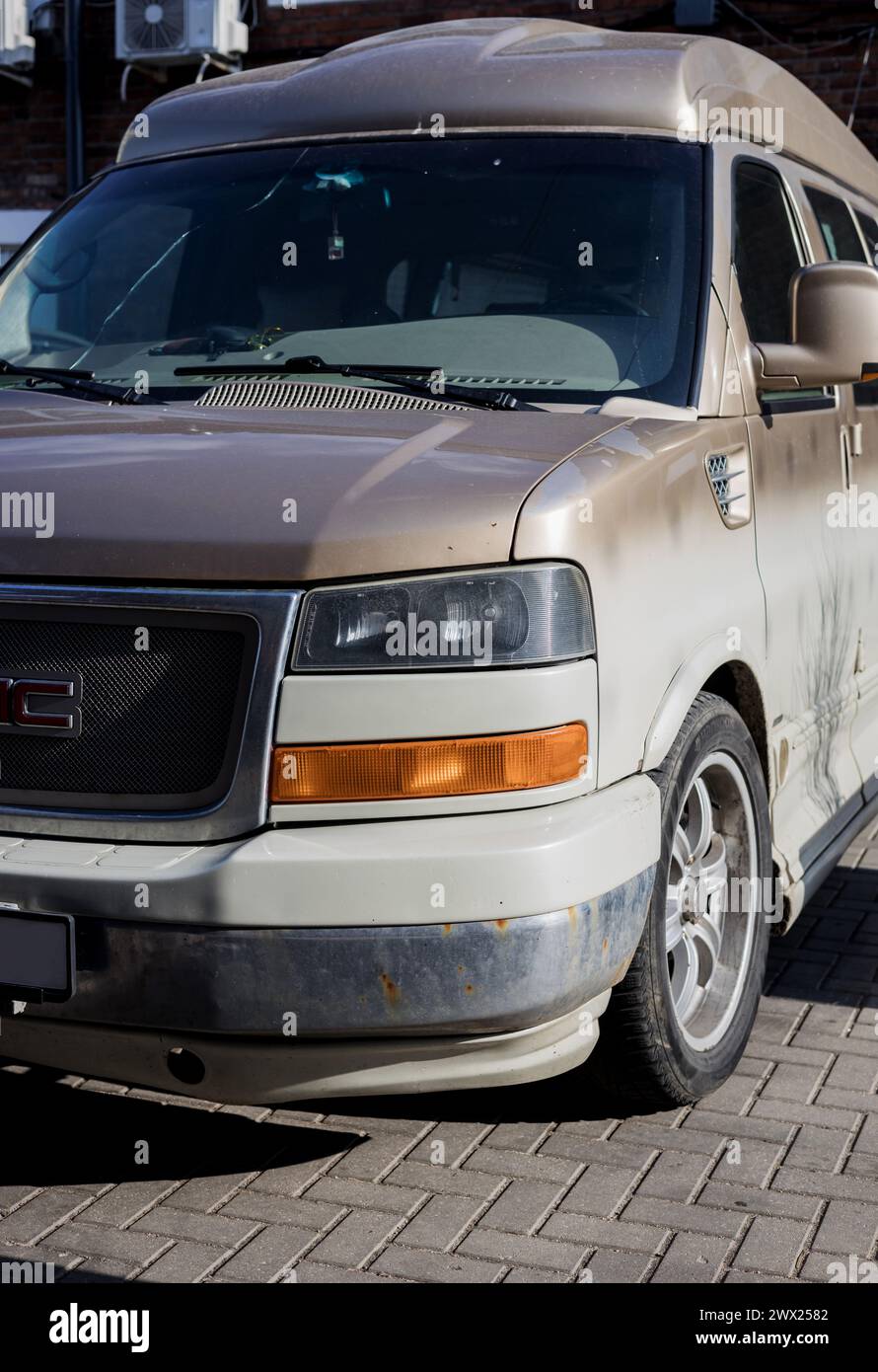 Minsk, Weißrussland, 27. März 2024 - Vorderansicht komfortables amerikanisches Auto GMC SAVANA Stockfoto