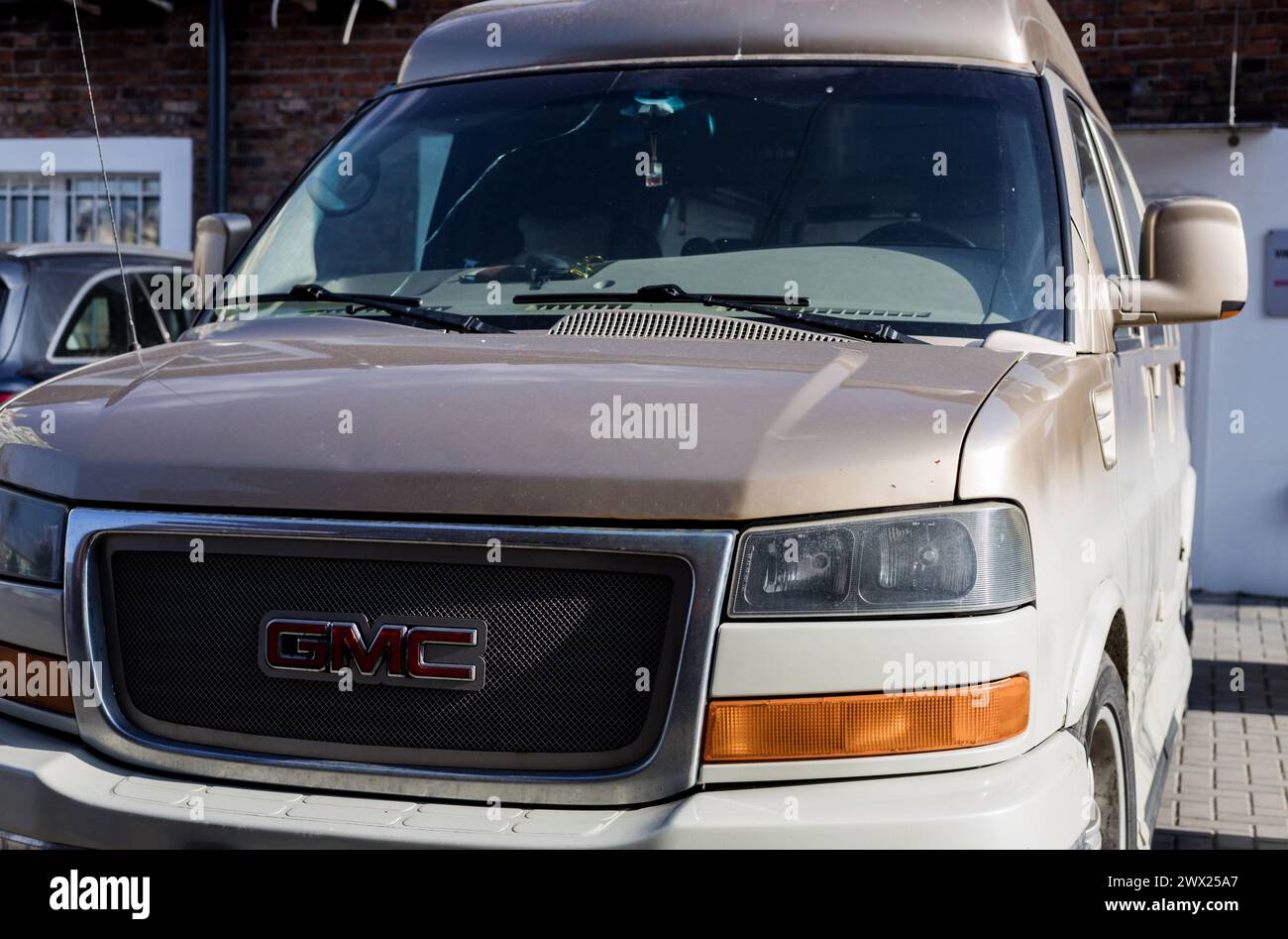 Minsk, Weißrussland, 27. März 2024 – Vorderansicht großer Motorwagen GMC Savana Stockfoto