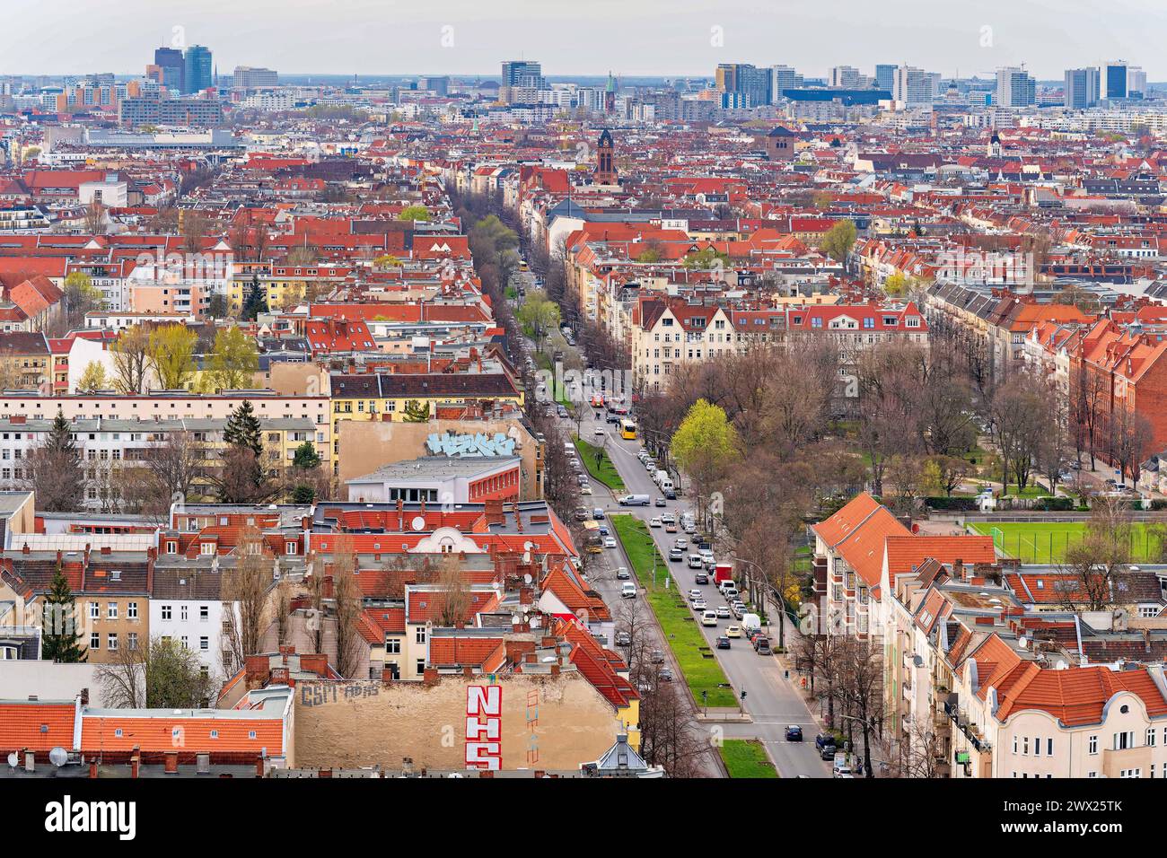 2024-03-26,Berlin,Baustelle Estrel Tower, Baubeginn Juli 2021,Eröffnung Ende 2025, Brutto-Grundfläche 77,500 qm,das Gebäude wird bei Fertigstellung eine Höhe von 176 Meter haben und somit der höchste Wolkenkratzer in Berlin sein.Pressetermin:Blick vom 21 Stock des Estrel Tower auf die Sonnenallee Neukölln *** 2024 03 26,Berlin,Estrel Tower Baustelle, Baubeginn Juli 2021, Eröffnung Ende 2025, Bruttogeschossfläche 77.500 m², das Gebäude wird nach Fertigstellung 176 Meter hoch sein und ist damit der höchste Wolkenkratzer Berlins Presseveranstaltung Blick auf die Sonnenallee Neukölln vom 21. Stock aus Stockfoto